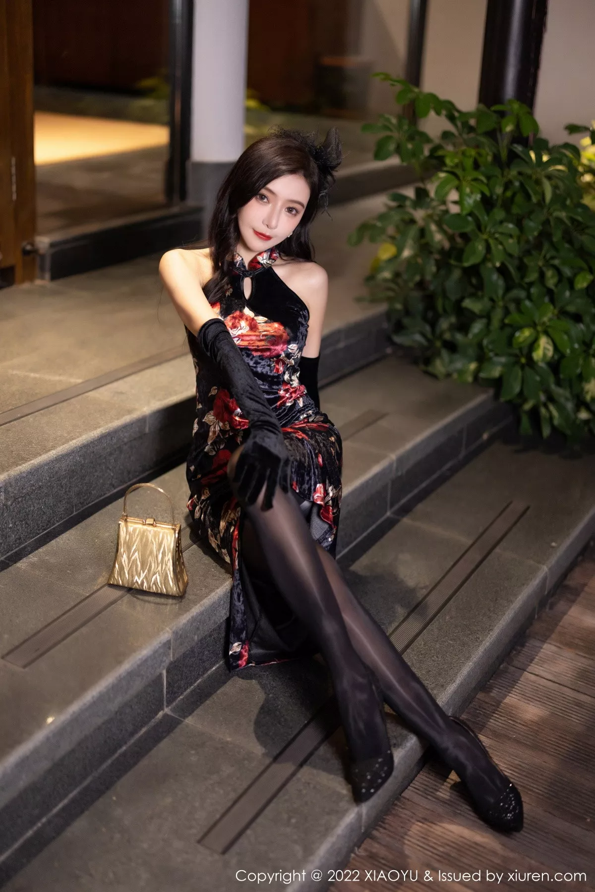 秀人集.com_[XiaoYu画语界]Vol.909_女神王馨瑶yanni脱性感深色旗袍露红色内衣配开档黑丝诱惑写真90P