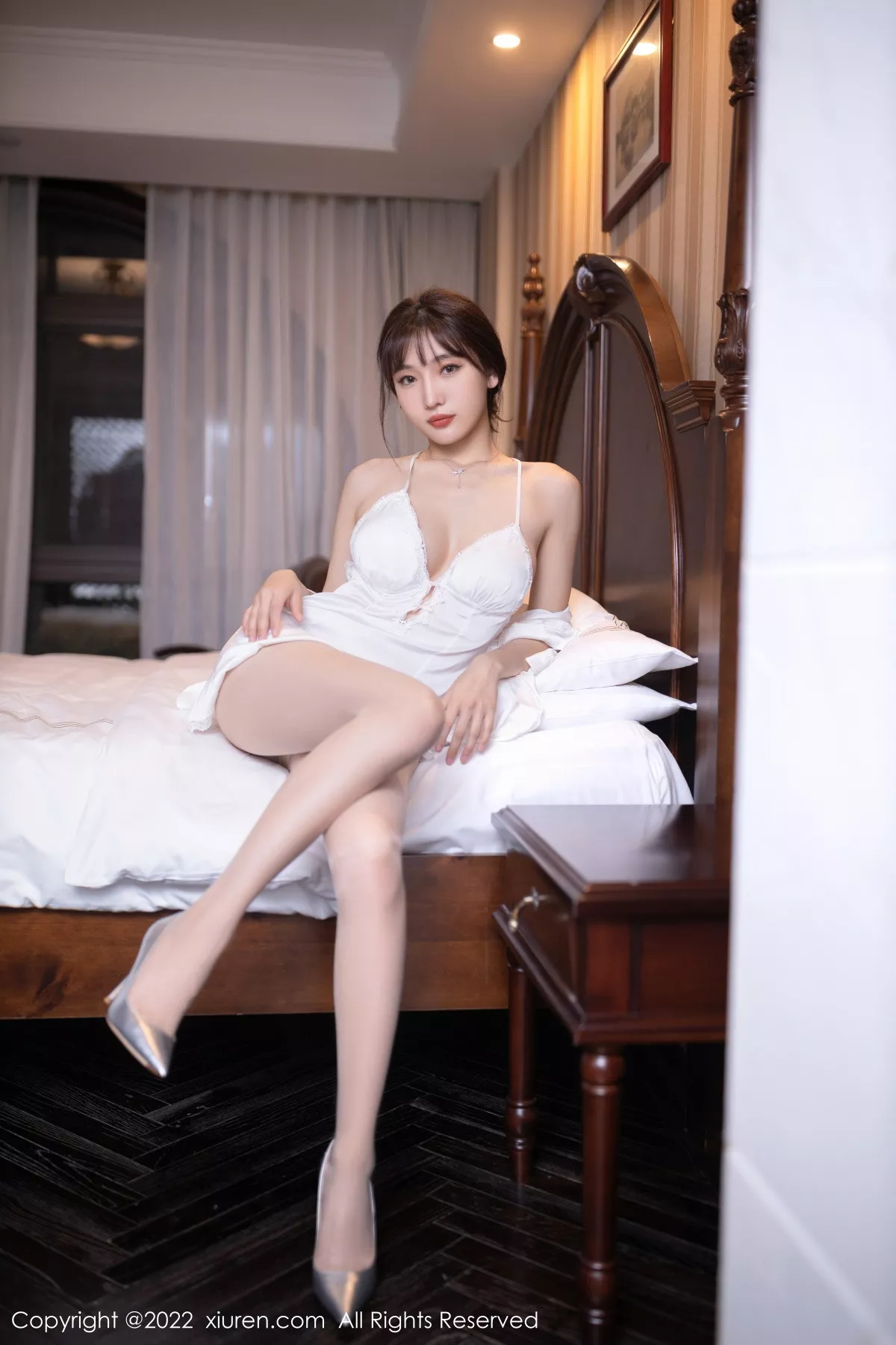 秀人集.com_[XiuRen秀人网]No.5973_模特陆萱萱北京旅拍性感白色睡裙配超薄无内肉丝极致诱惑写真82P