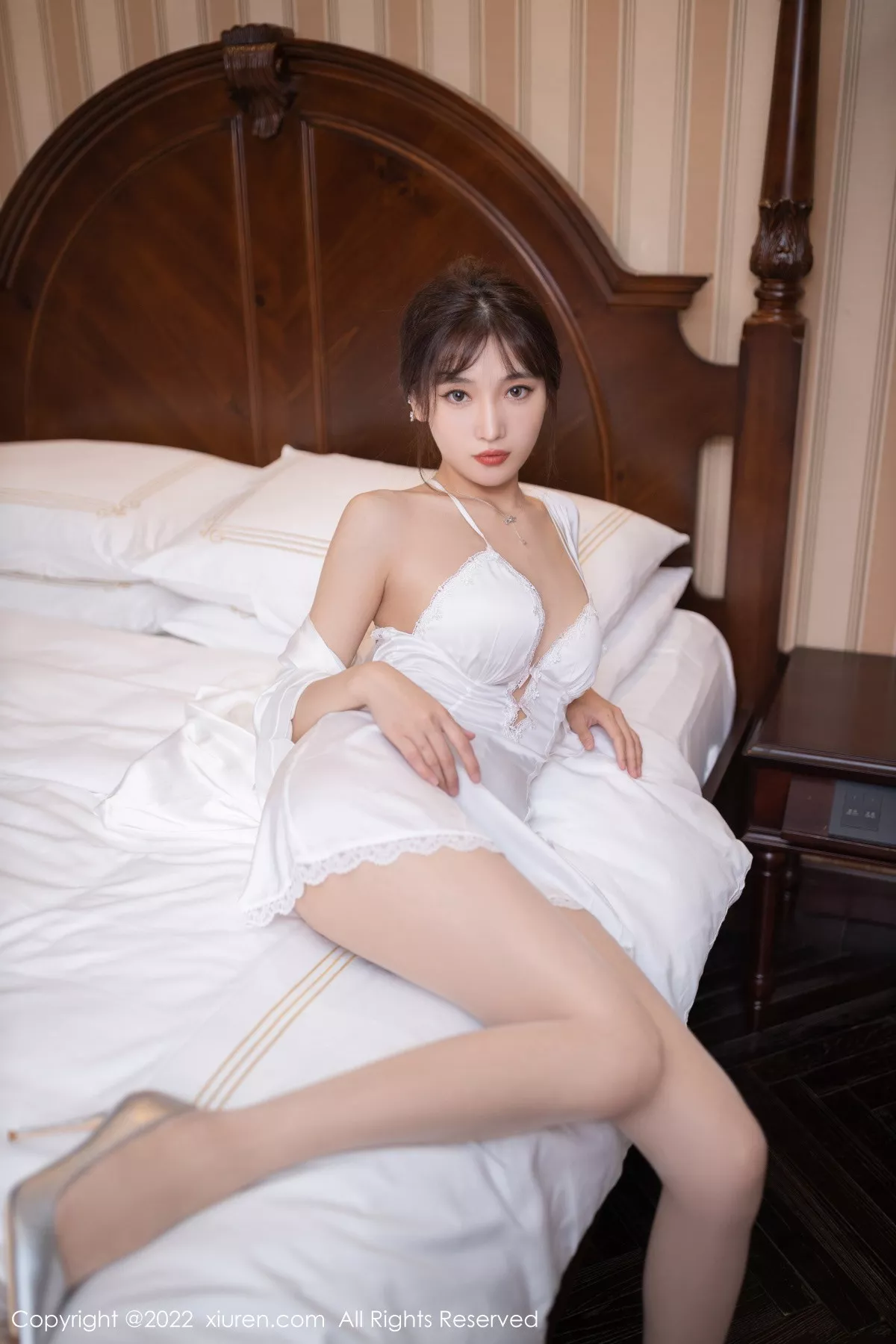 秀人集.com_[XiuRen秀人网]No.5973_模特陆萱萱北京旅拍性感白色睡裙配超薄无内肉丝极致诱惑写真82P