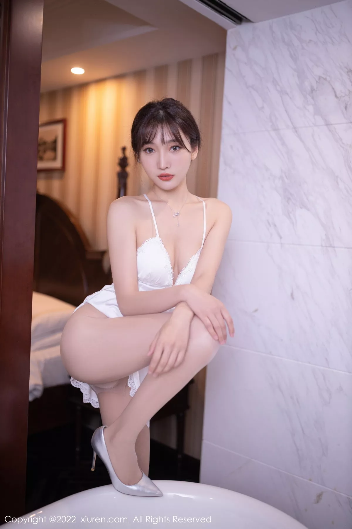 秀人集.com_[XiuRen秀人网]No.5973_模特陆萱萱北京旅拍性感白色睡裙配超薄无内肉丝极致诱惑写真82P