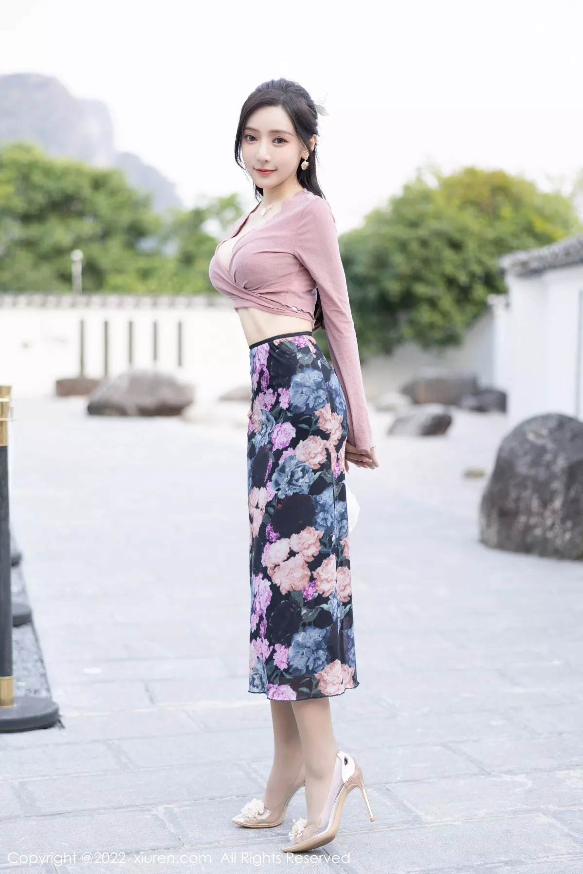 秀人集.com_[XiuRen秀人网]No.5985_女神王馨瑶yanni粉灰色上衣配花色长裙露蕾丝内衣撩人诱惑写真82P