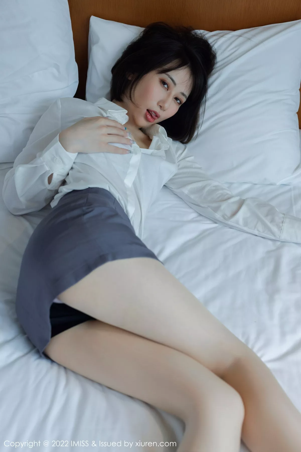 秀人集.com_[IMISS爱蜜社]Vol.709_新人模特瑞妤性感白T配灰色短裙露紫色内衣超薄肉丝迷人写真68P