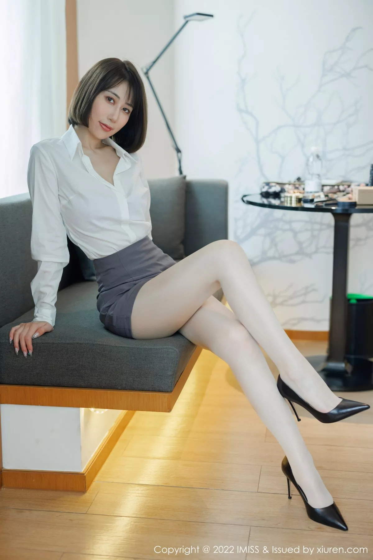秀人集.com_[IMISS爱蜜社]Vol.709_新人模特瑞妤性感白T配灰色短裙露紫色内衣超薄肉丝迷人写真68P