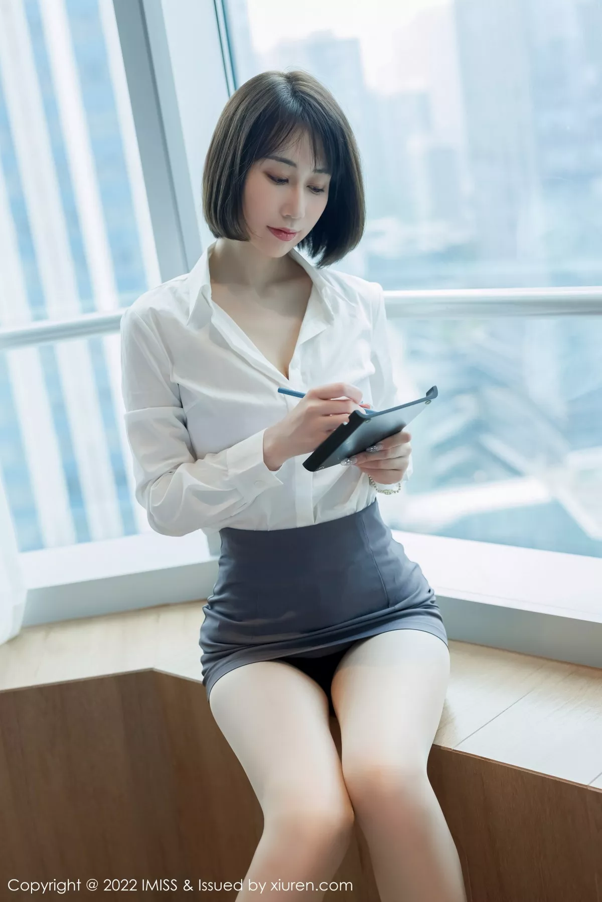 秀人集.com_[IMISS爱蜜社]Vol.709_新人模特瑞妤性感白T配灰色短裙露紫色内衣超薄肉丝迷人写真68P