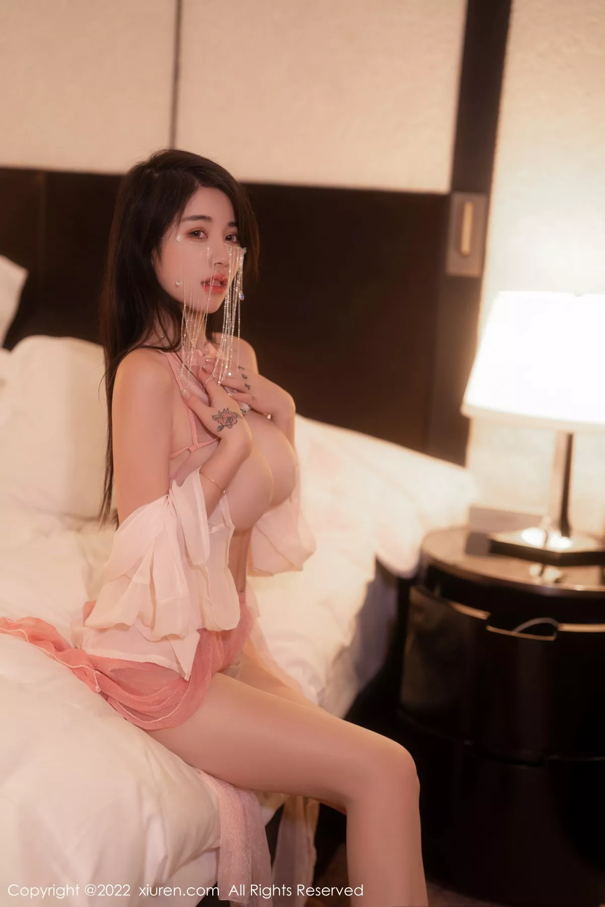 秀人集.com_[XiuRen秀人网]No.5994_模特美七Mia西双版纳旅拍性感粉色布兜秀惹火身材极致诱惑写真66P