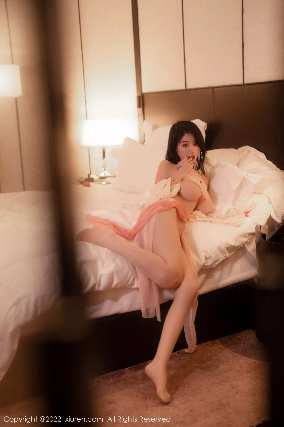 秀人集.com_[XiuRen秀人网]No.5994_模特美七Mia西双版纳旅拍性感粉色布兜秀惹火身材极致诱惑写真66P