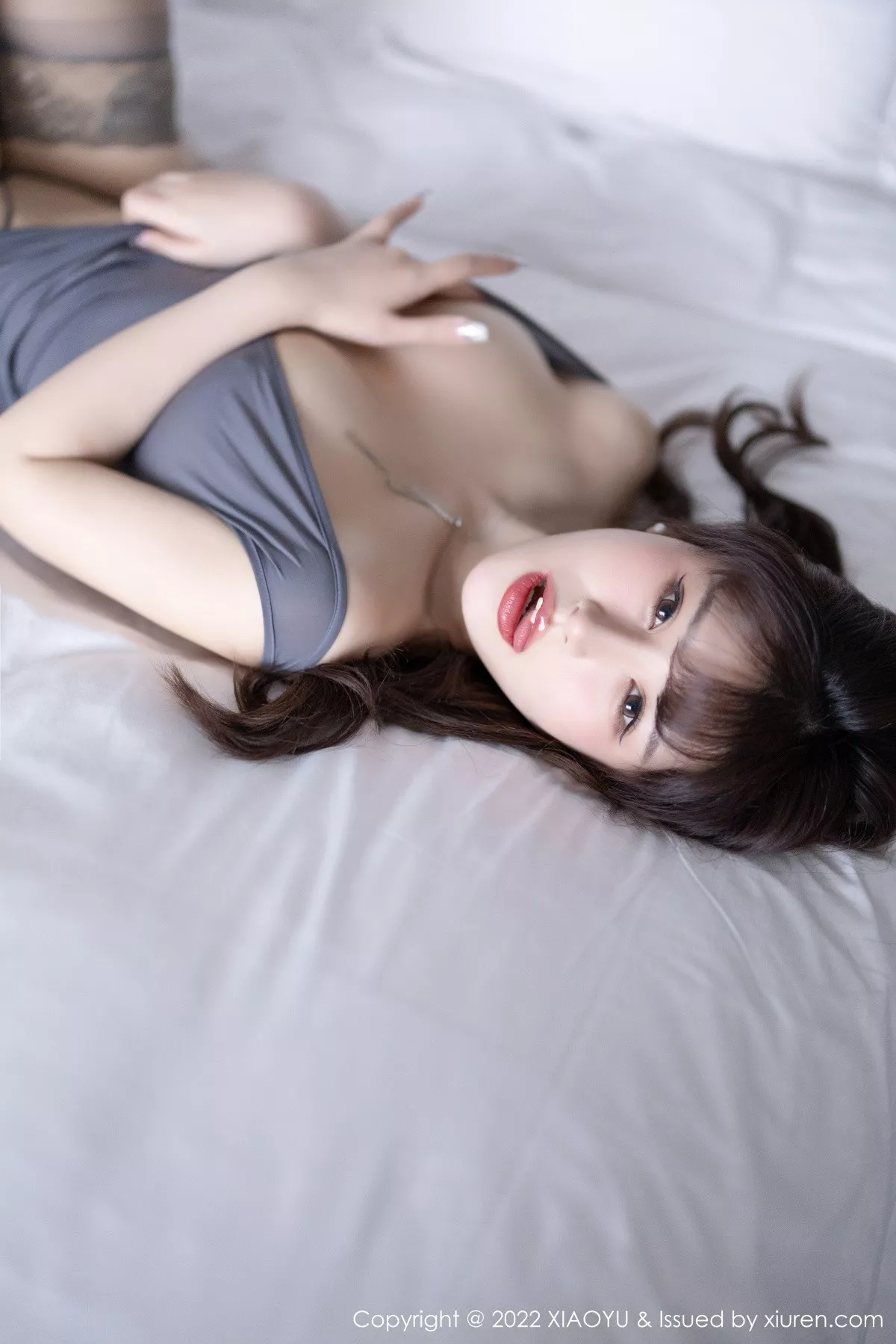 秀人集.com_[XiaoYu画语界]Vol.910_模特张欣欣性感灰色开胸服饰配灰色蕾丝袜秀婀娜身姿诱惑写真84P