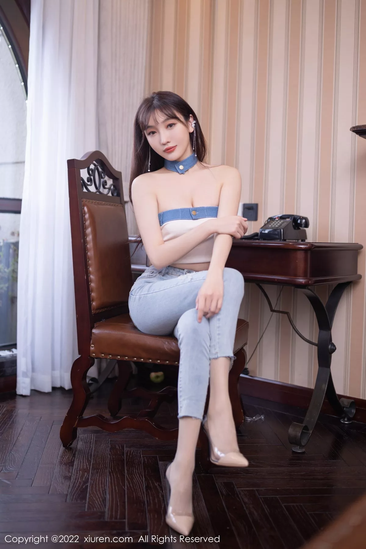 秀人集.com_[XiuRen秀人网]No.5908_模特陆萱萱北京旅拍半脱牛仔裤露超薄无内肉丝秀翘臀诱惑写真77P