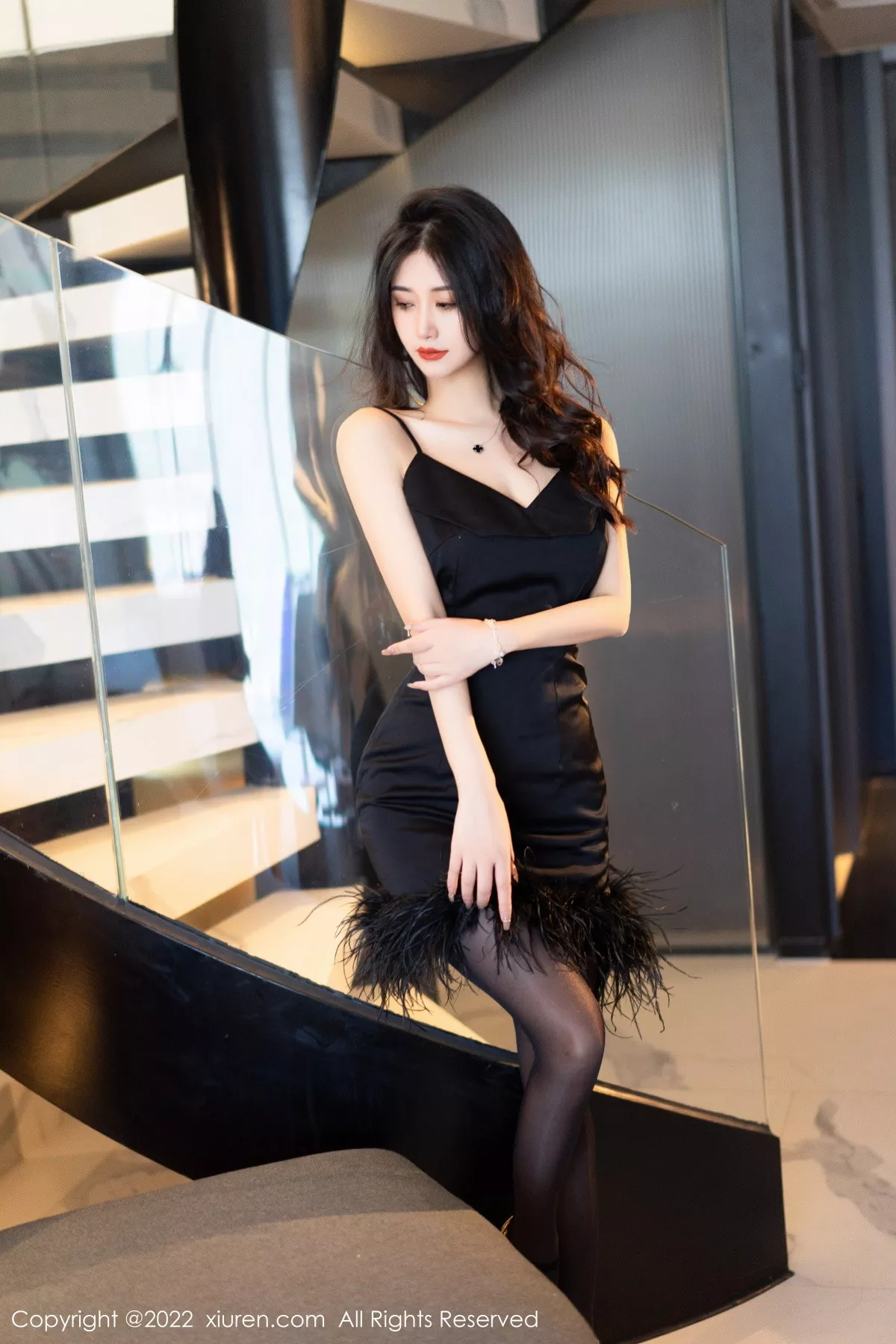 秀人集.com_[XiuRen秀人网]No.5906_模特laura阿姣性感黑色低胸吊带短裙配超薄黑丝秀美腿迷人写真91P