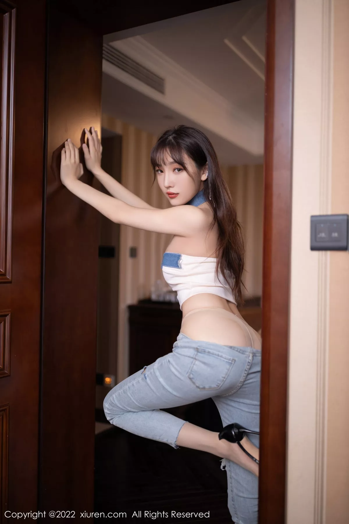 秀人集.com_[XiuRen秀人网]No.5908_模特陆萱萱北京旅拍半脱牛仔裤露超薄无内肉丝秀翘臀诱惑写真77P