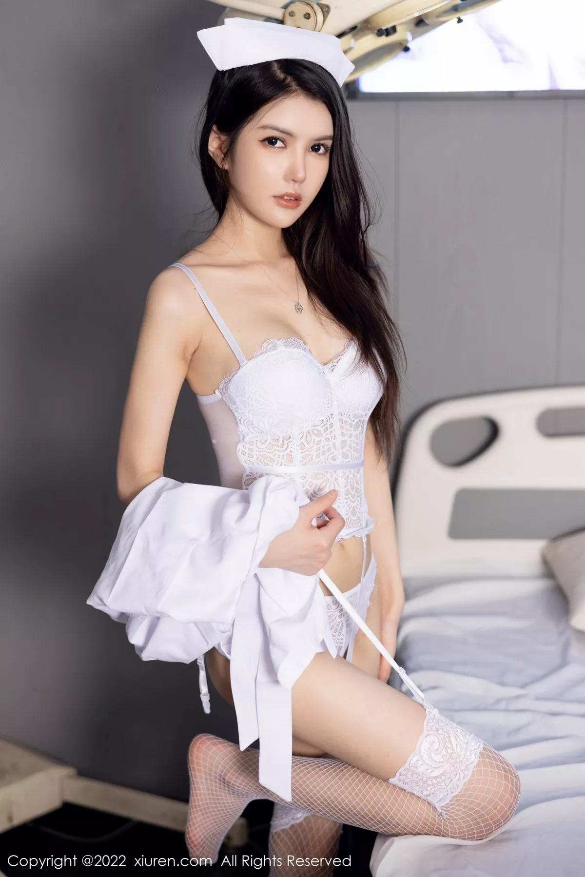秀人集.com_[XiuRen秀人网]No.5905_模特媛媛酱belle半脱护士服露性感蕾丝内衣配蕾丝吊袜诱惑写真68P