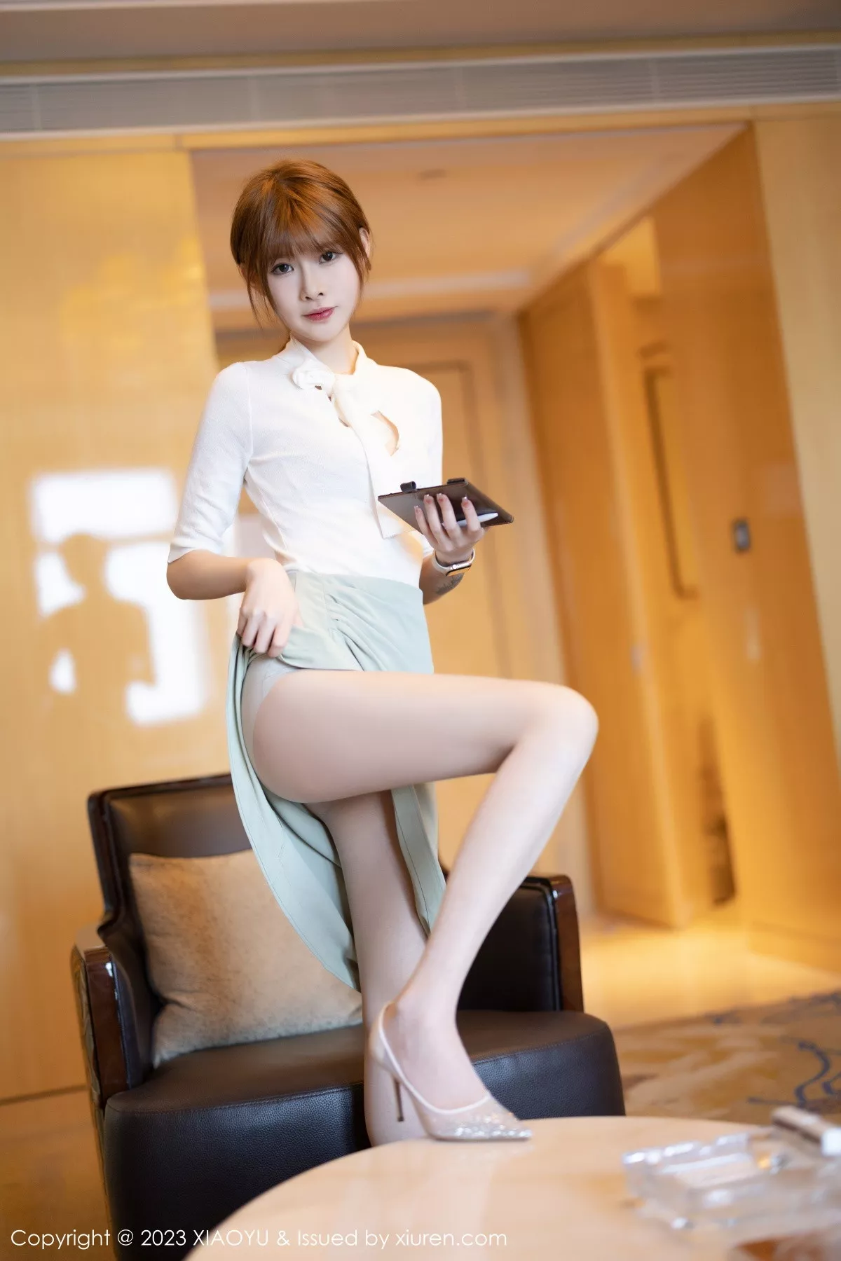 秀人集.com_[XiaoYu画语界]Vol.939_模特77qiqi白色上衣配蓝短裙半脱露浅色内衣配原色丝袜诱惑写真90P