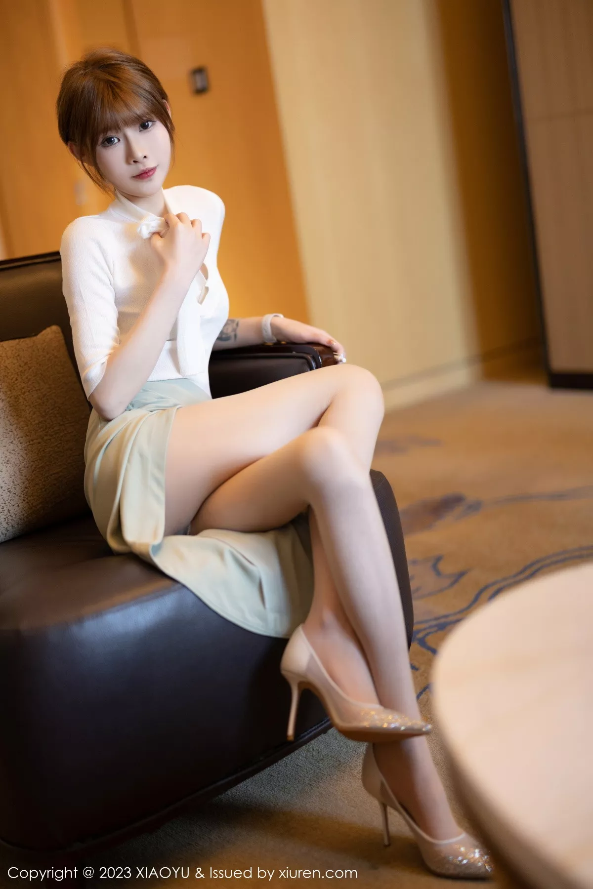 秀人集.com_[XiaoYu画语界]Vol.939_模特77qiqi白色上衣配蓝短裙半脱露浅色内衣配原色丝袜诱惑写真90P