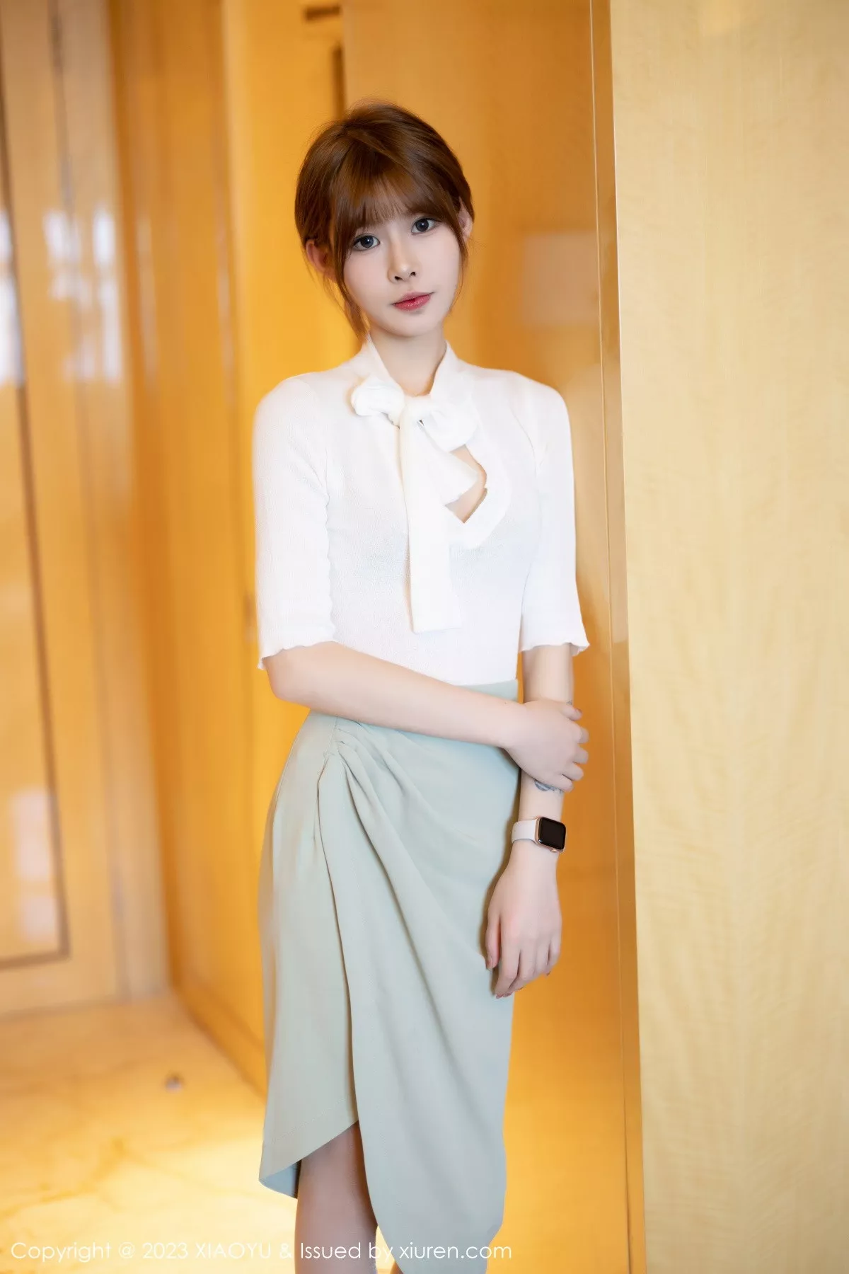 秀人集.com_[XiaoYu画语界]Vol.939_模特77qiqi白色上衣配蓝短裙半脱露浅色内衣配原色丝袜诱惑写真90P