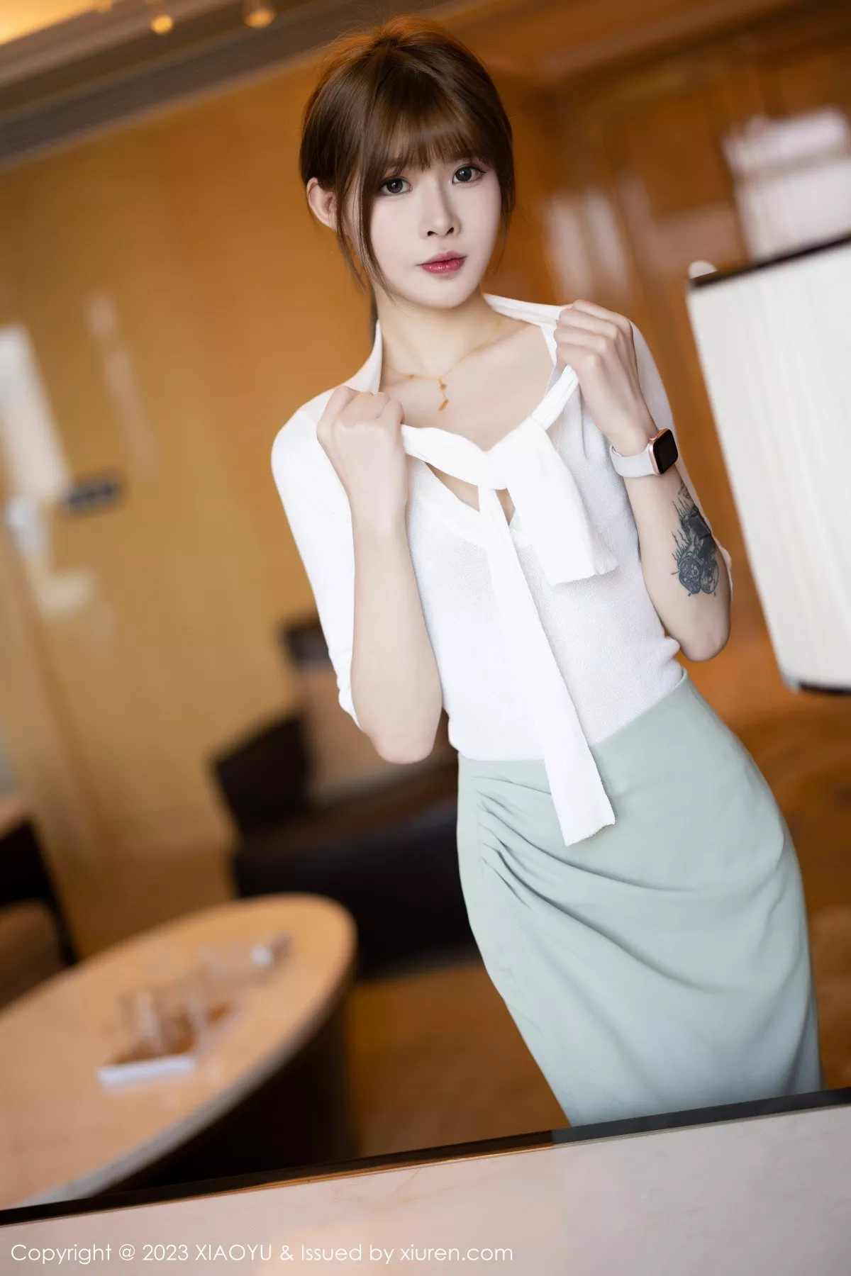 秀人集.com_[XiaoYu画语界]Vol.939_模特77qiqi白色上衣配蓝短裙半脱露浅色内衣配原色丝袜诱惑写真90P