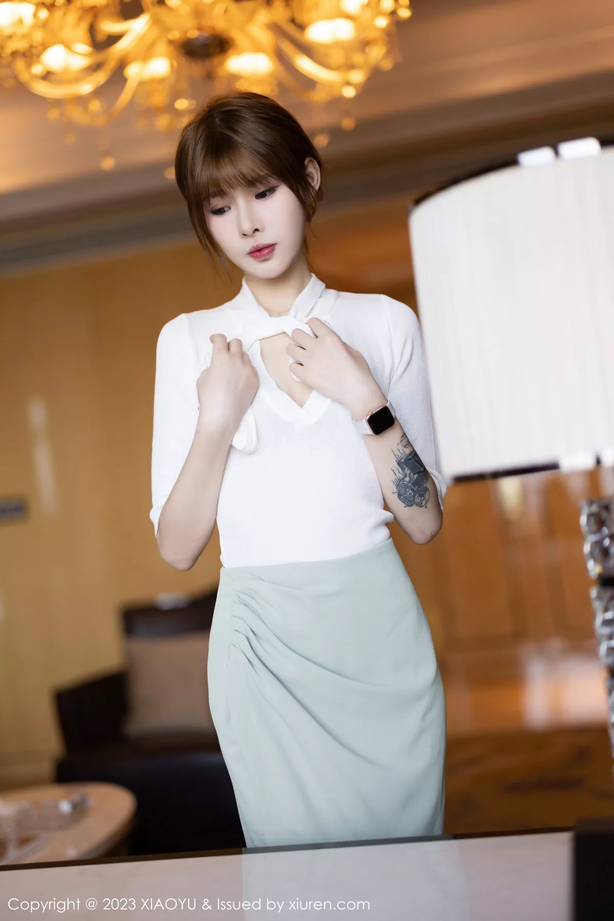 秀人集.com_[XiaoYu画语界]Vol.939_模特77qiqi白色上衣配蓝短裙半脱露浅色内衣配原色丝袜诱惑写真90P