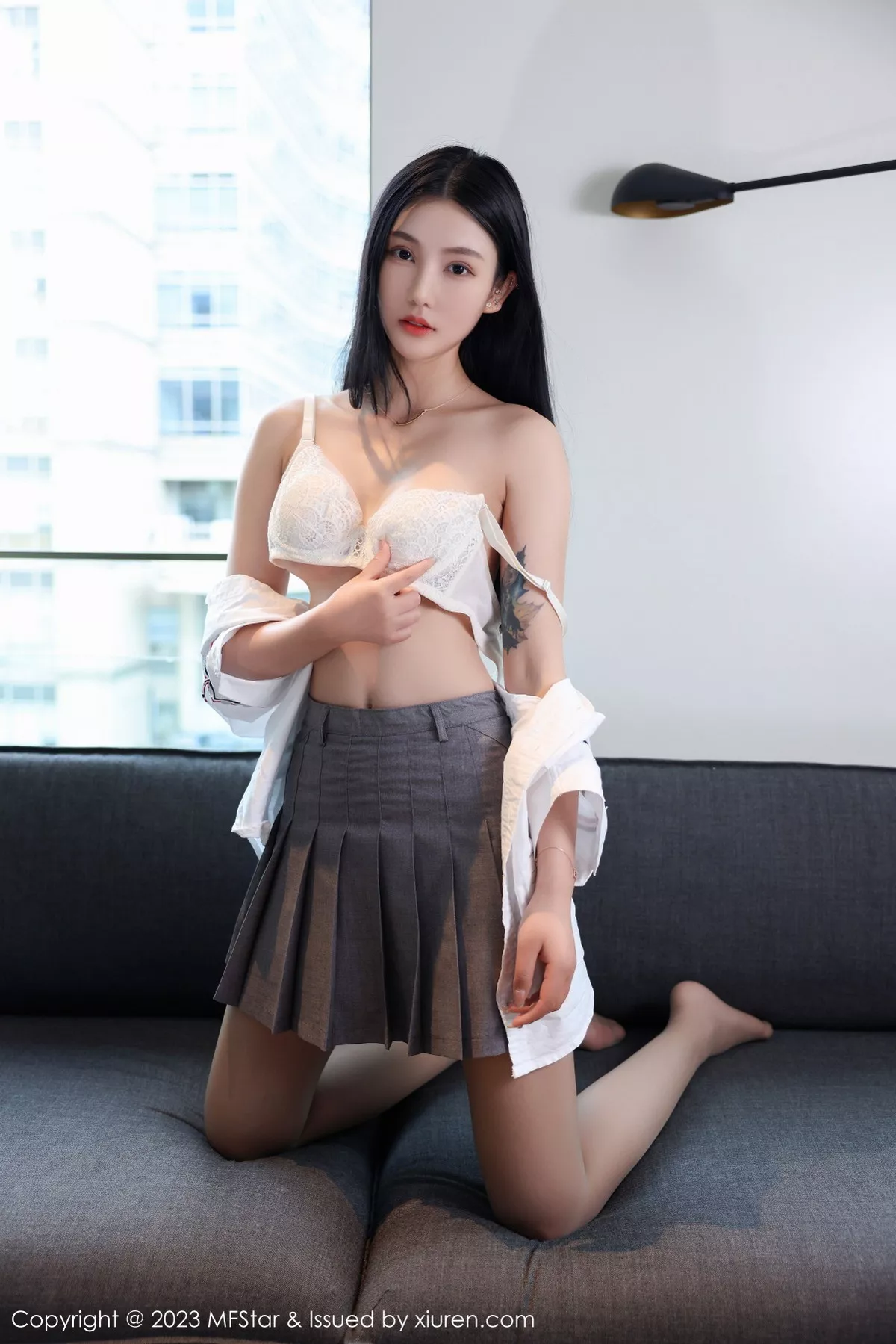 秀人集.com_[MFStar模范学院]Vol.578_模特Ai西西里性感简约白T配灰短裙露白色蕾丝内衣撩人诱惑写真62P