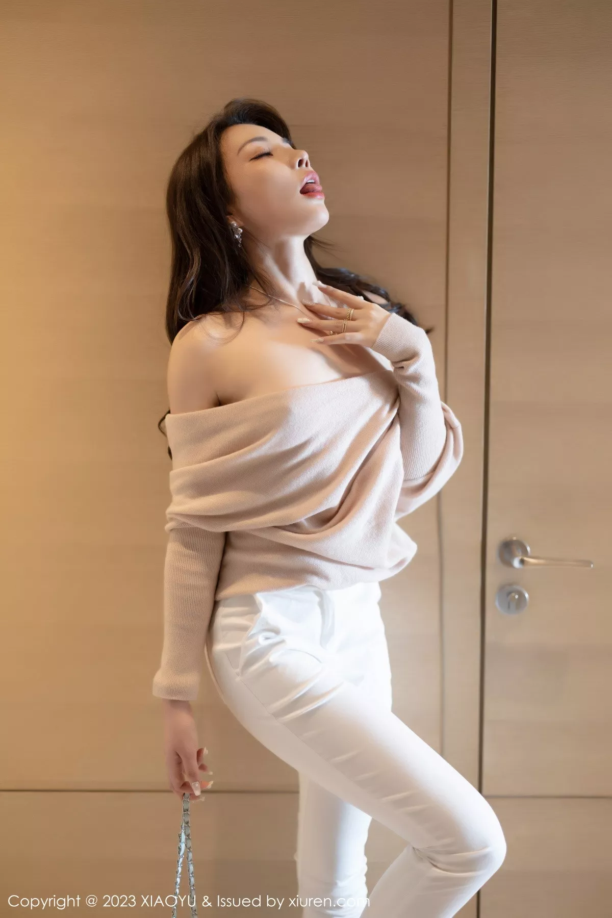秀人集.com_[XiaoYu画语界]Vol.940_女神徐莉芝Booty浅暖色上衣配白色长裤露白色刺绣内衣诱惑写真93P