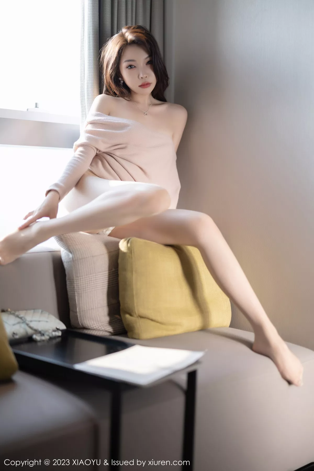 秀人集.com_[XiaoYu画语界]Vol.940_女神徐莉芝Booty浅暖色上衣配白色长裤露白色刺绣内衣诱惑写真93P