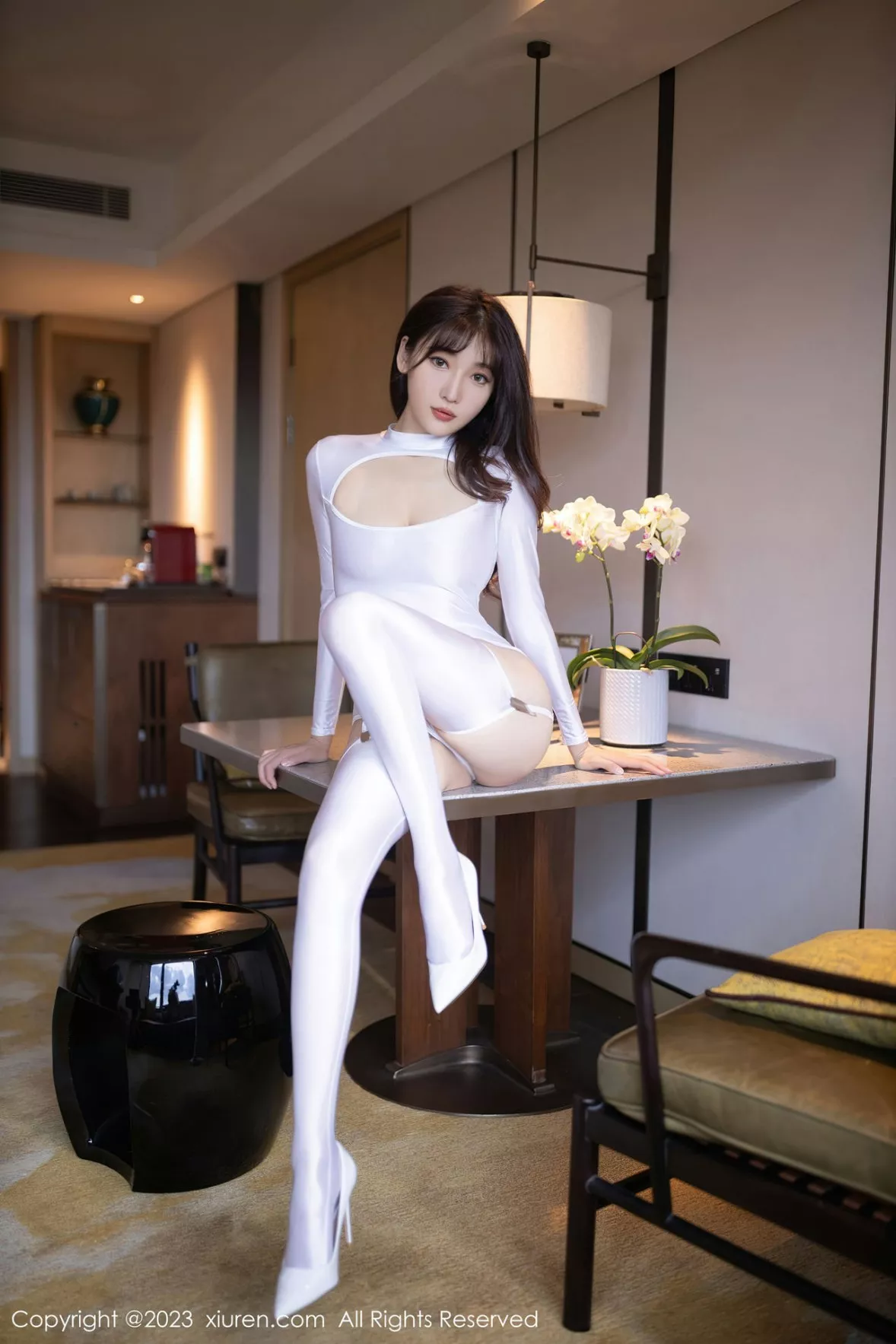 秀人集.com_[XiuRen秀人网]No.6093_模特陆萱萱性感白色尼龙紧身衣配白丝吊袜秀完美身材诱惑写真81P