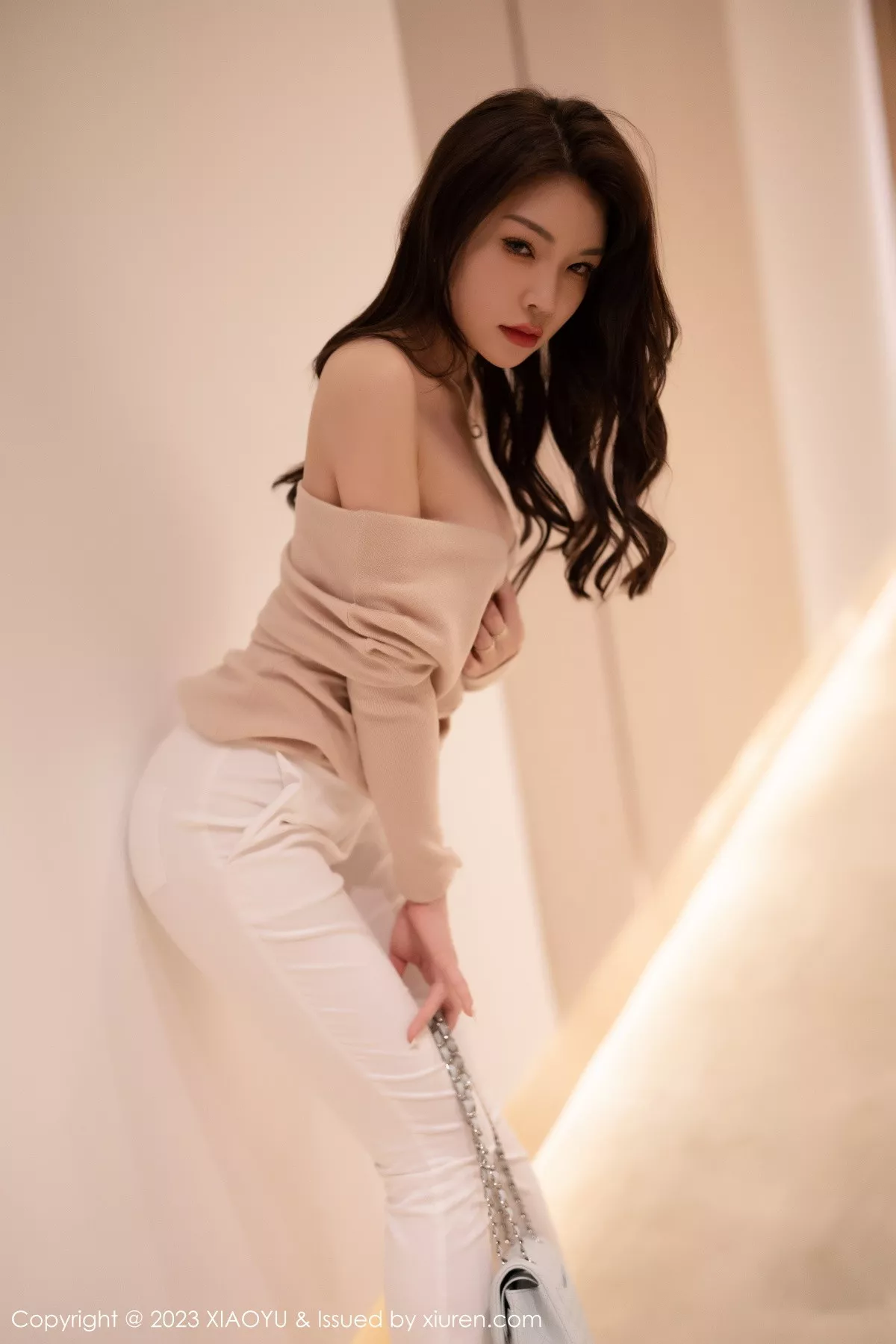秀人集.com_[XiaoYu画语界]Vol.940_女神徐莉芝Booty浅暖色上衣配白色长裤露白色刺绣内衣诱惑写真93P