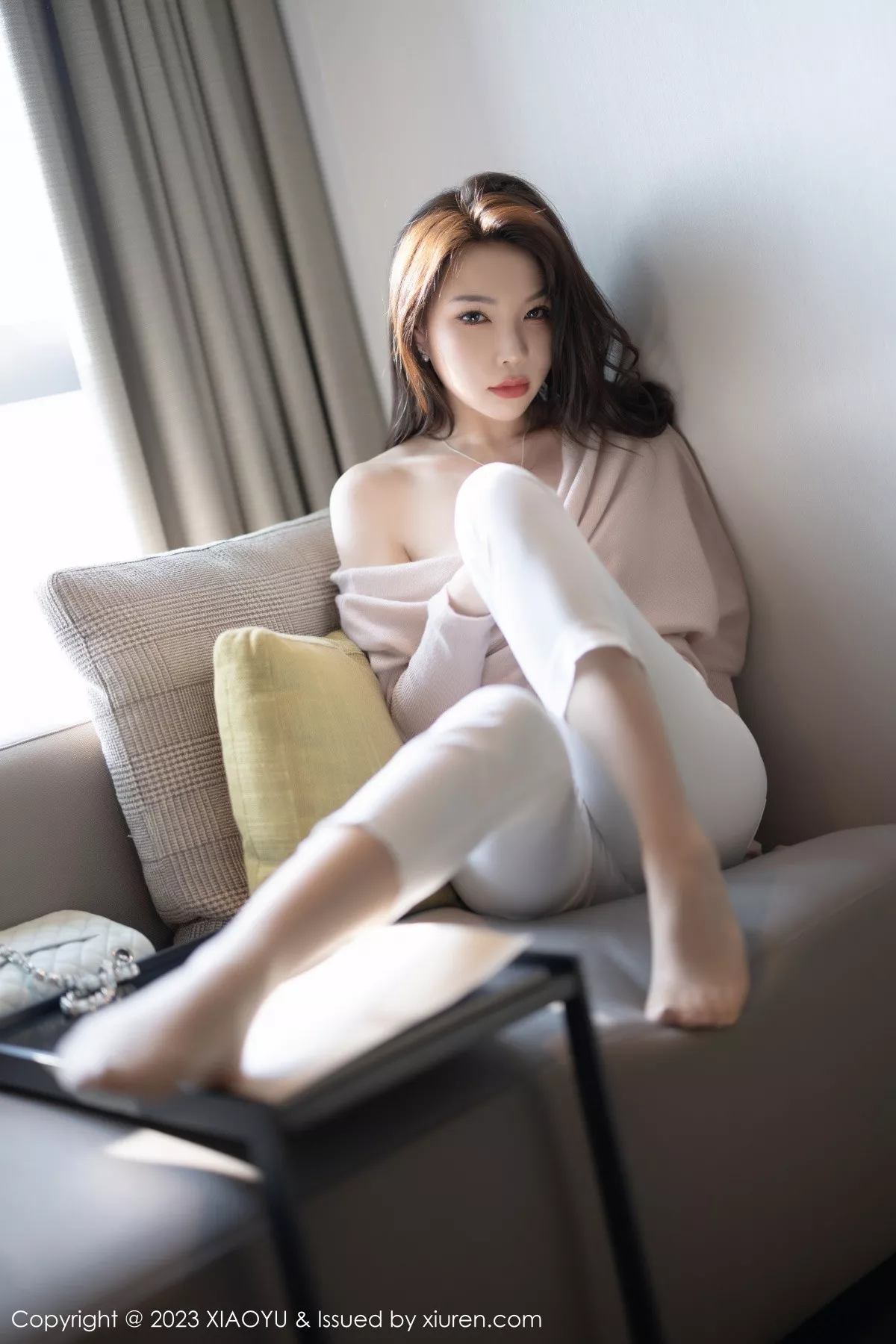 秀人集.com_[XiaoYu画语界]Vol.940_女神徐莉芝Booty浅暖色上衣配白色长裤露白色刺绣内衣诱惑写真93P