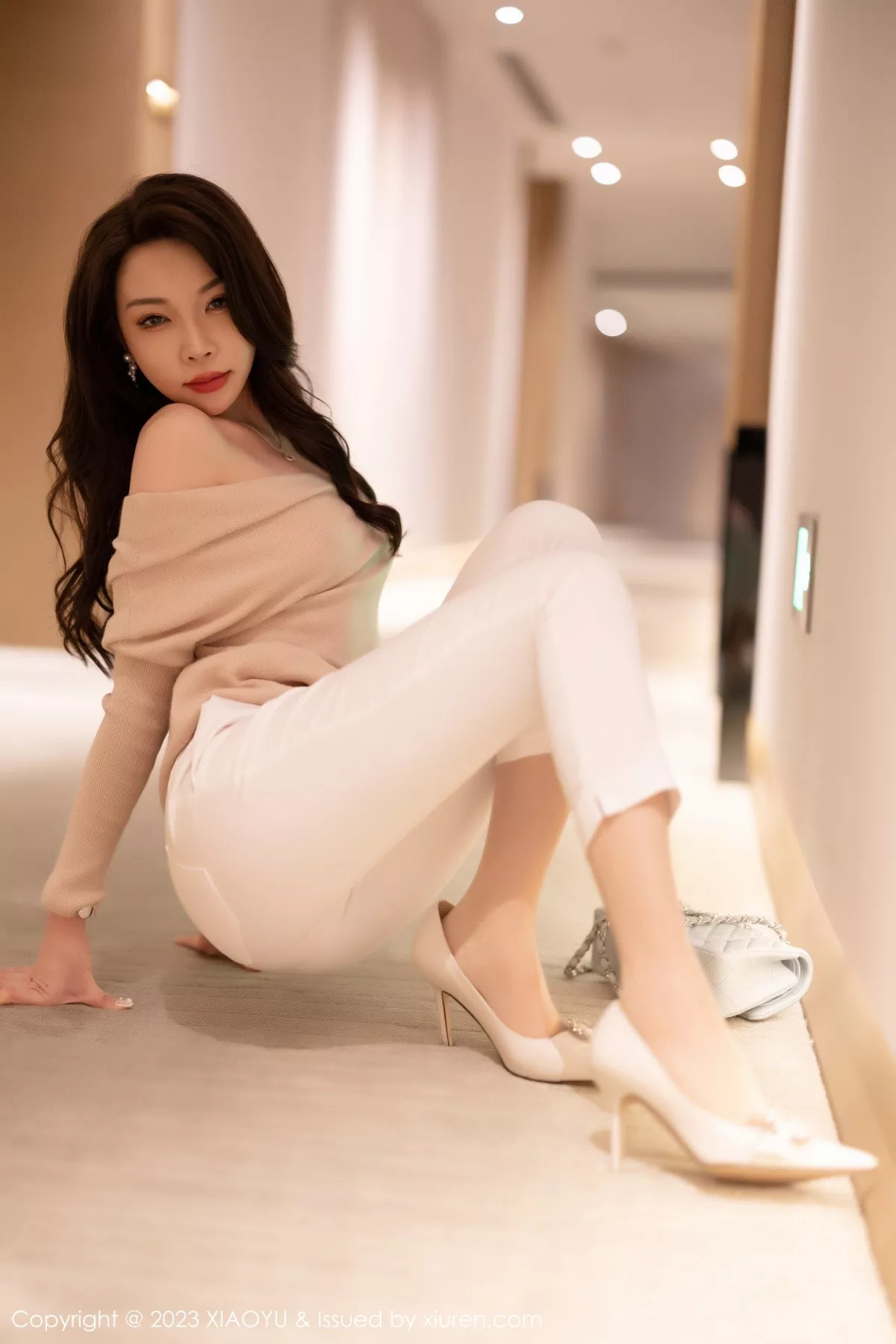 秀人集.com_[XiaoYu画语界]Vol.940_女神徐莉芝Booty浅暖色上衣配白色长裤露白色刺绣内衣诱惑写真93P