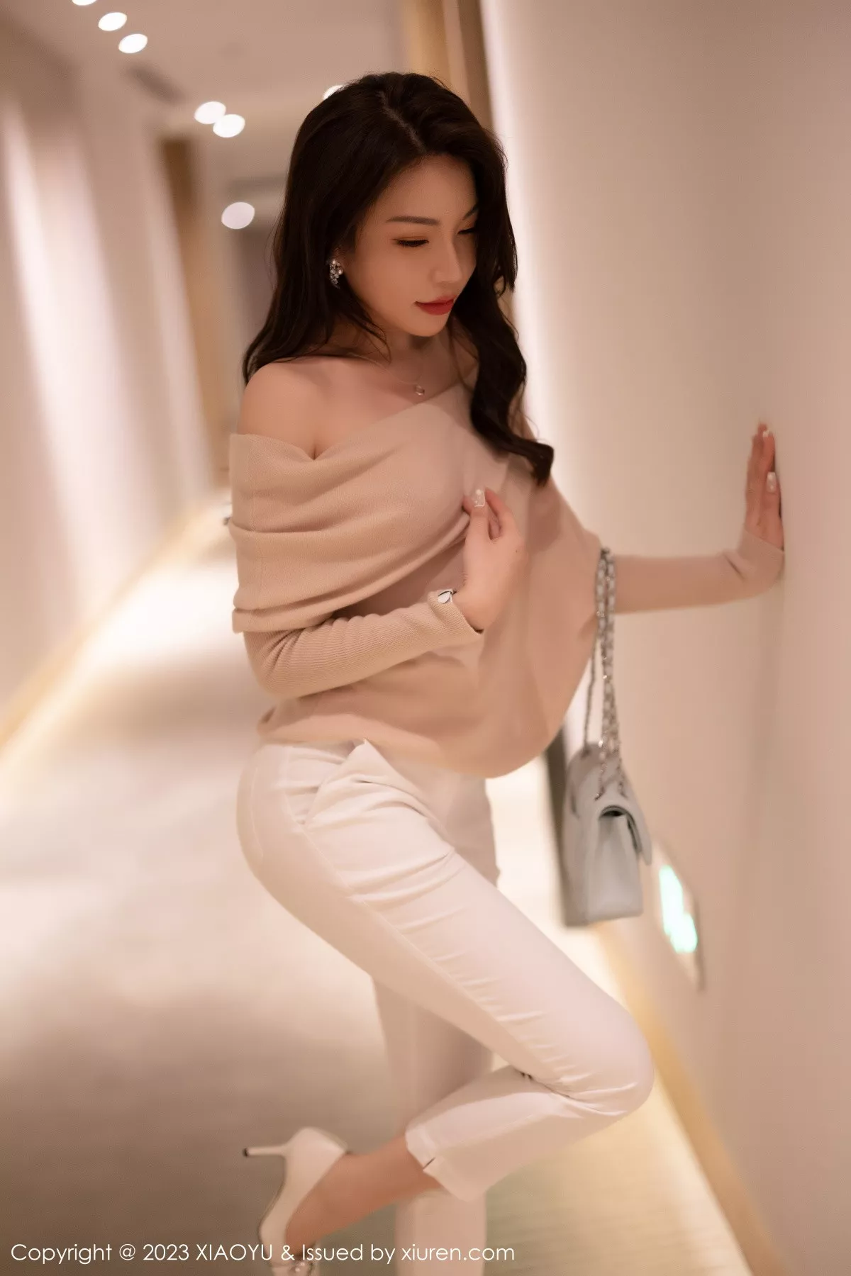 秀人集.com_[XiaoYu画语界]Vol.940_女神徐莉芝Booty浅暖色上衣配白色长裤露白色刺绣内衣诱惑写真93P