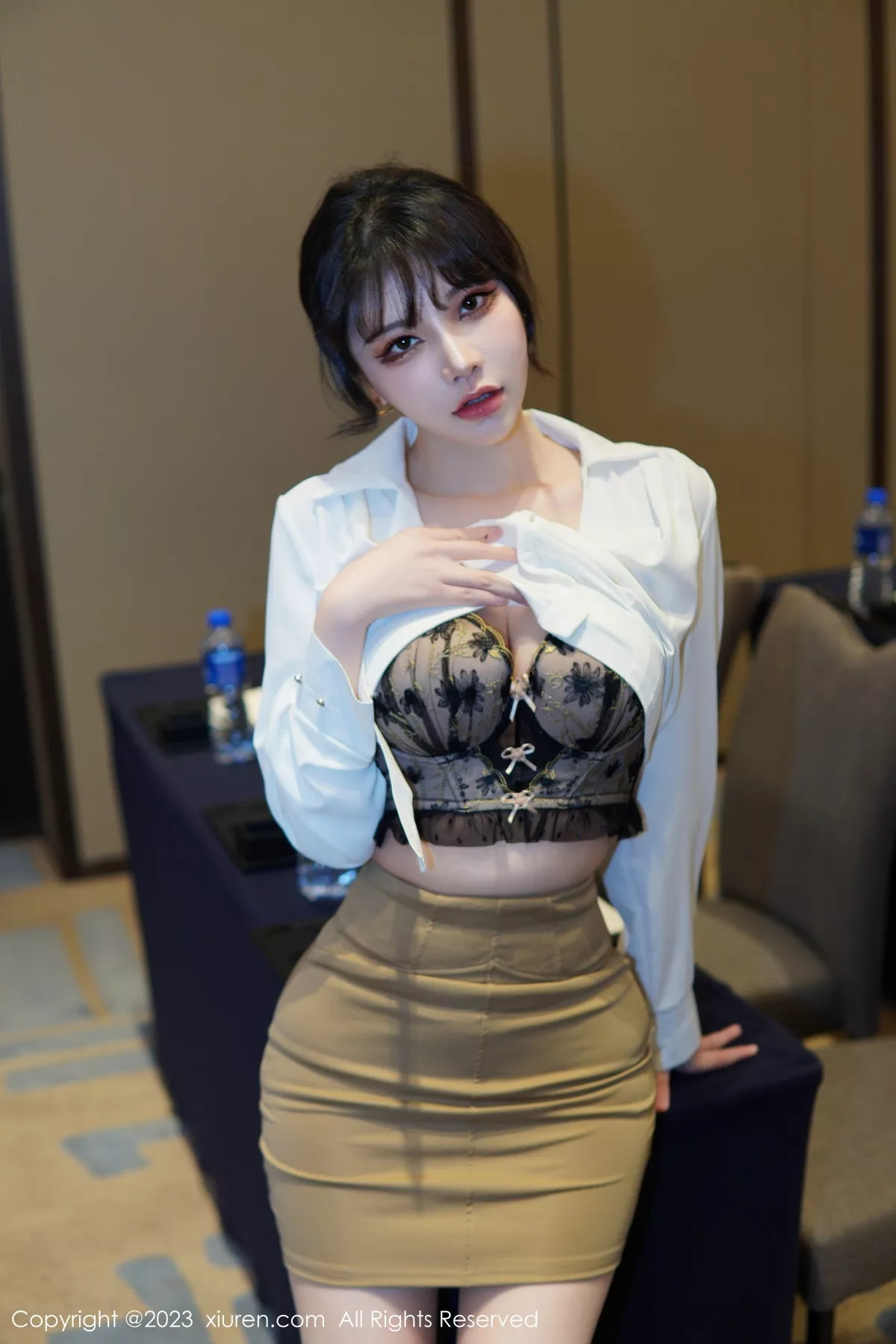 秀人集.com_[XiuRen秀人网]No.6111_模特桃桃子_性感白T配黄色短裙露蕾丝内衣配开档肉丝诱惑写真86P