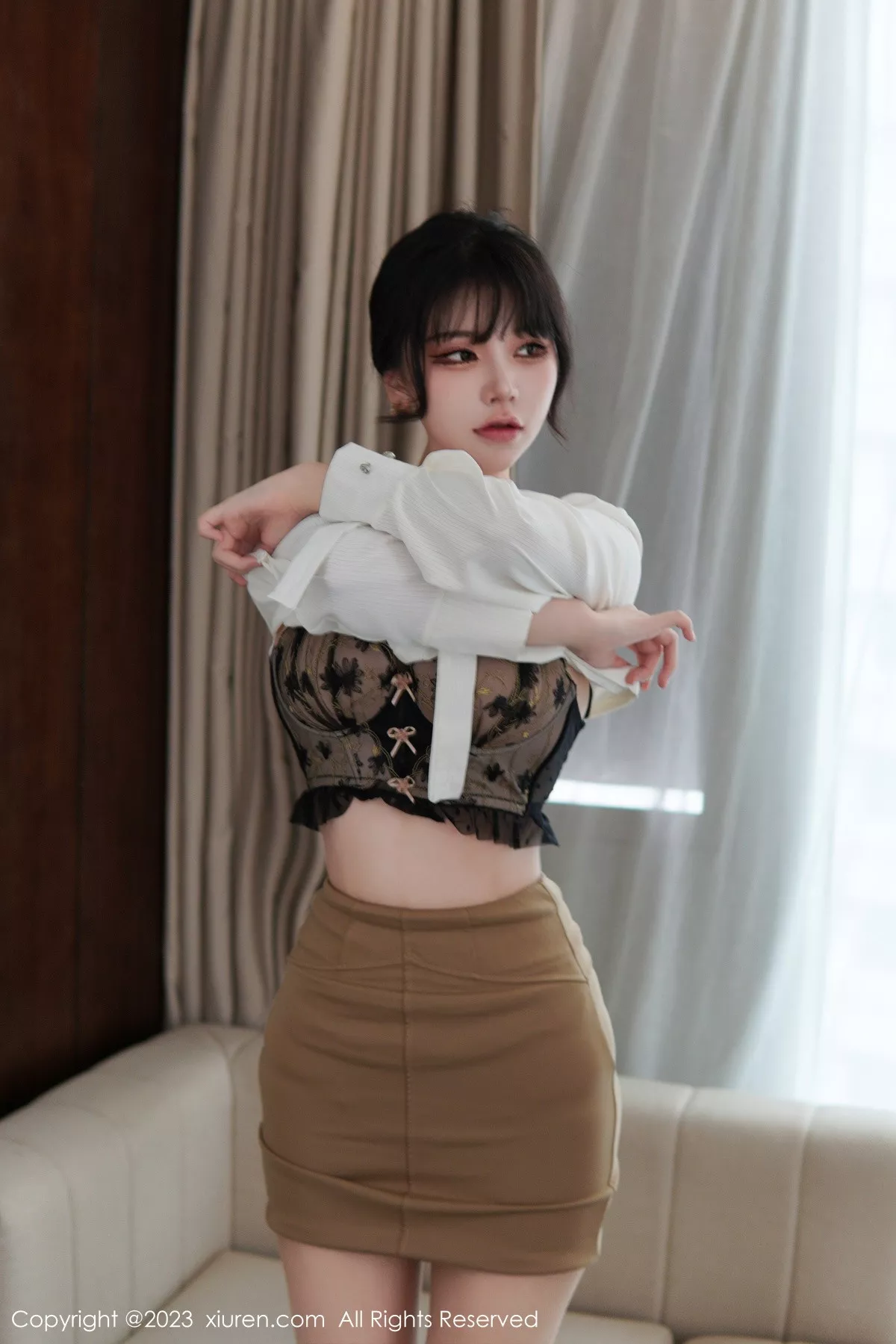 秀人集.com_[XiuRen秀人网]No.6111_模特桃桃子_性感白T配黄色短裙露蕾丝内衣配开档肉丝诱惑写真86P