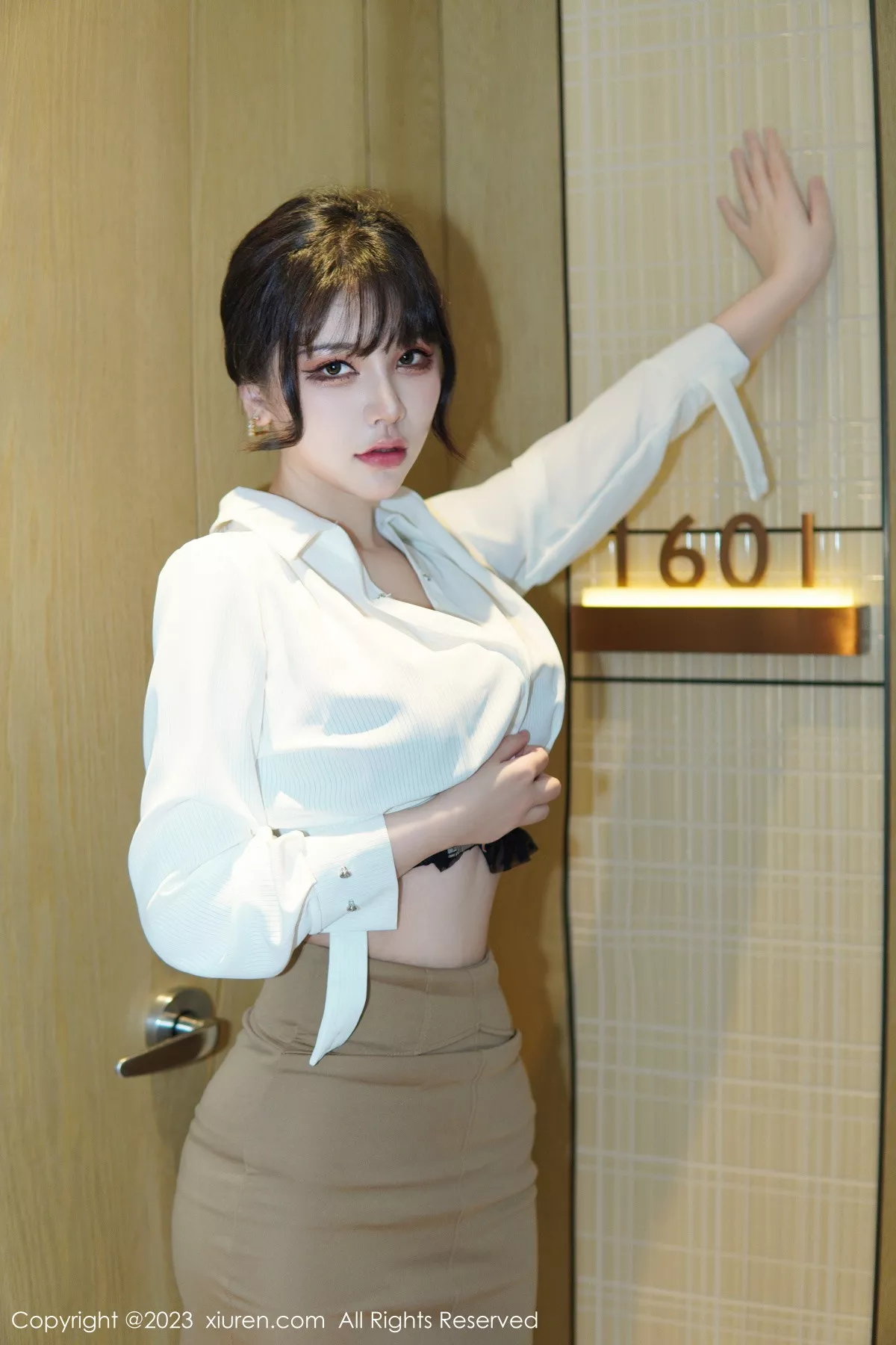 秀人集.com_[XiuRen秀人网]No.6111_模特桃桃子_性感白T配黄色短裙露蕾丝内衣配开档肉丝诱惑写真86P