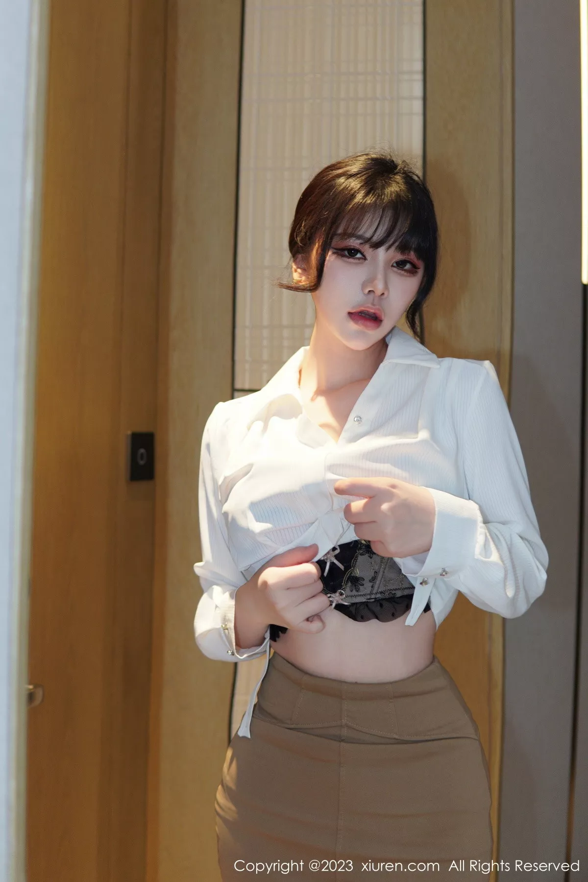 秀人集.com_[XiuRen秀人网]No.6111_模特桃桃子_性感白T配黄色短裙露蕾丝内衣配开档肉丝诱惑写真86P