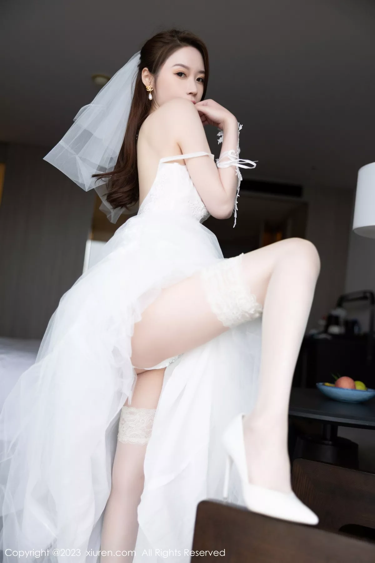 秀人集.com_[XiuRen秀人网]No.6120_模特梦心玥性感白色婚纱服饰配白丝袜秀高挑身姿迷人诱惑写真87P