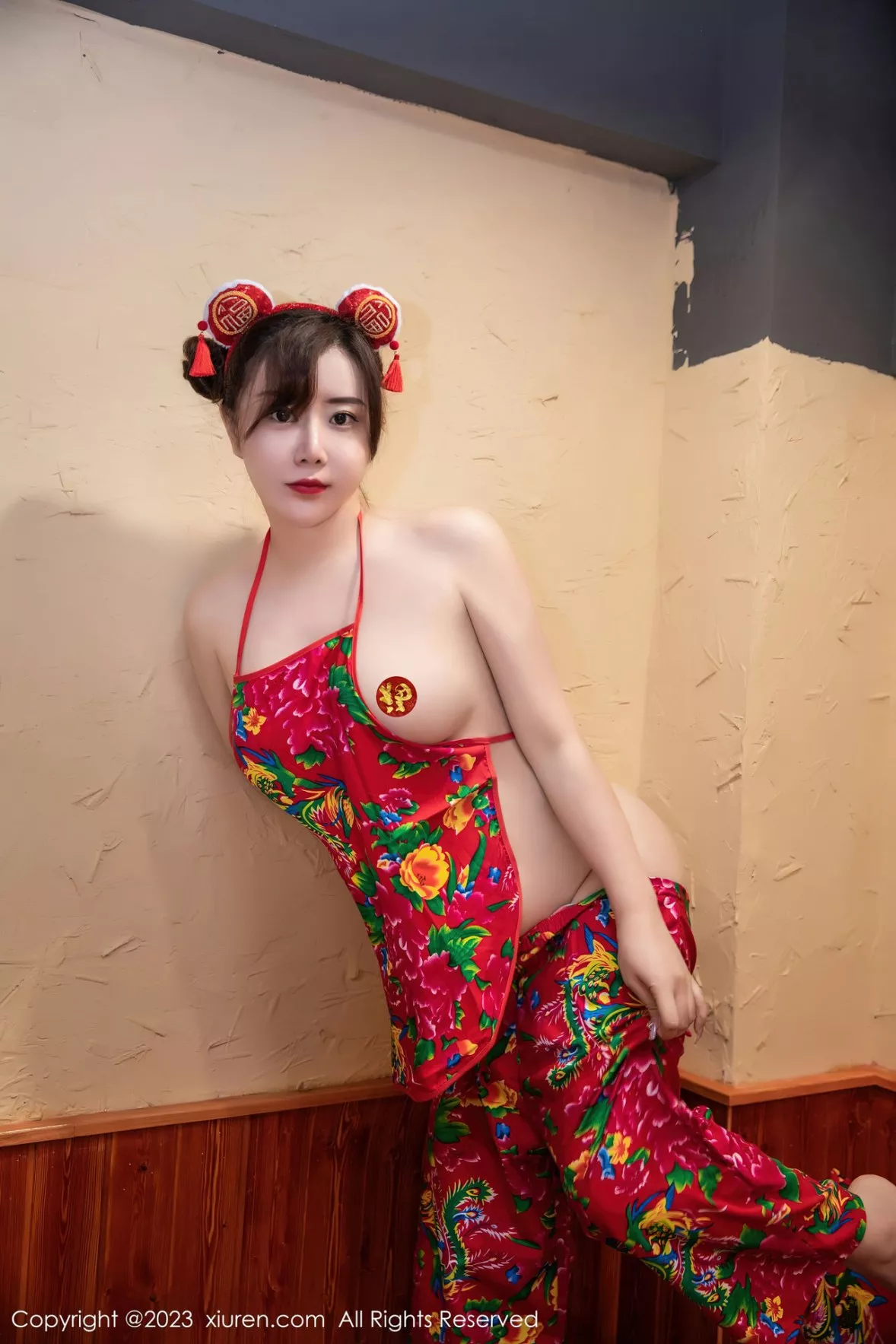 秀人集.com_[XiuRen秀人网]No.6121_模特王婉悠Queen餐桌场景东北大花布布兜秀惹火身材诱惑写真51P