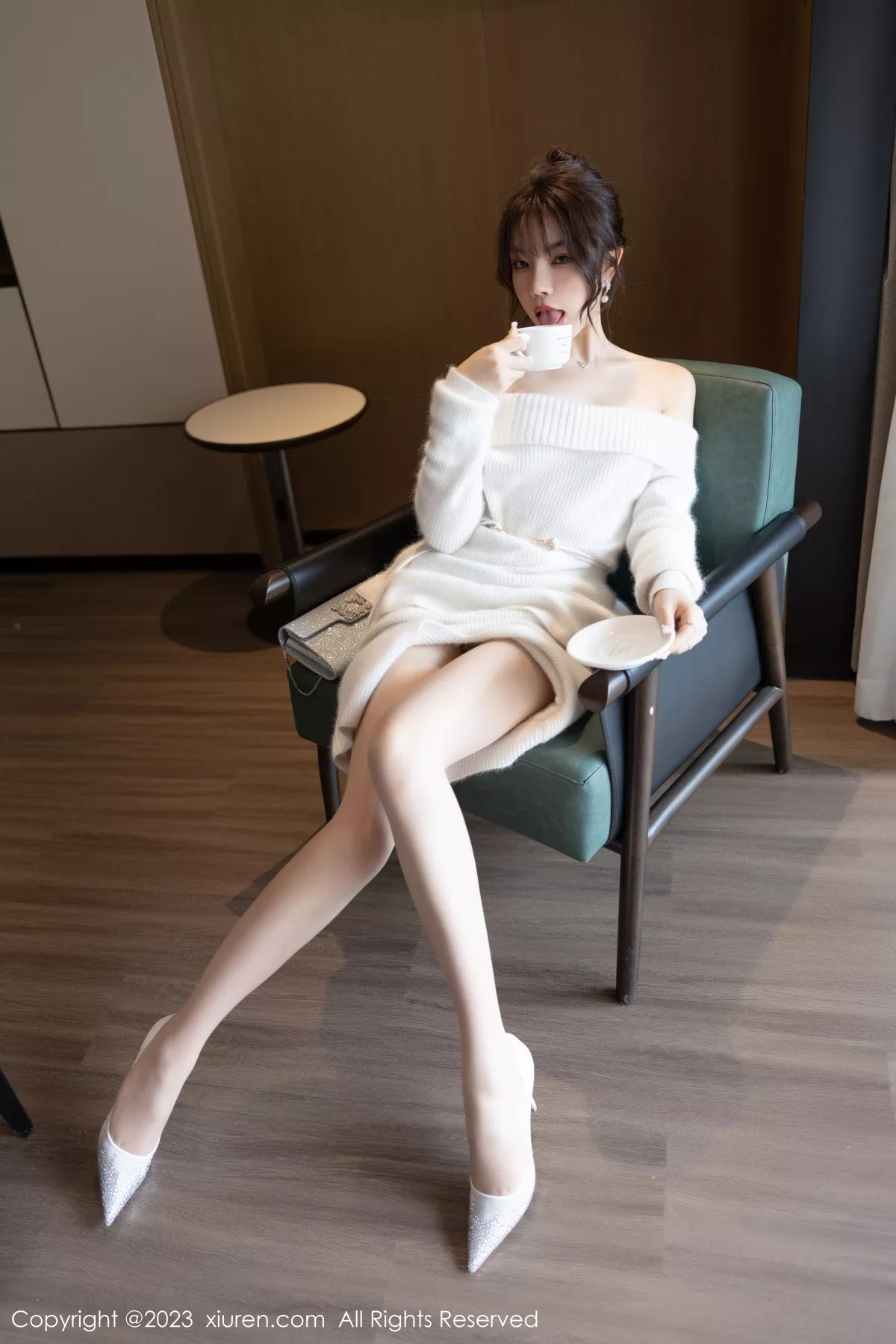 秀人集.com_[XiuRen秀人网]No.6132_女神徐莉芝Booty脱露肩连衣长裙露性感白色蕾丝内衣诱惑写真83P