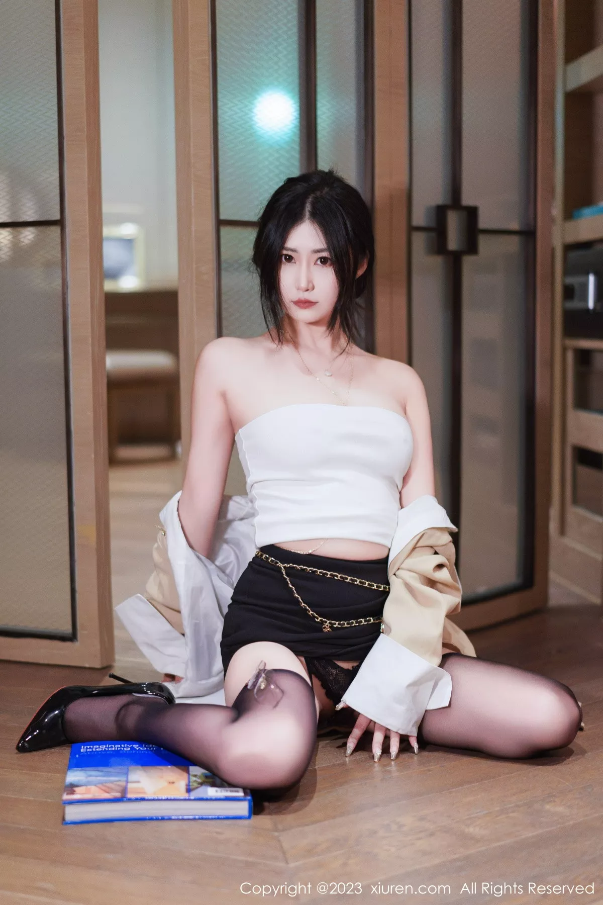 秀人集.com_[XiuRen秀人网]No.6129_模特laura阿姣白色露肩上衣配黑短裙露黑丝吊袜秀美腿诱惑写真71P