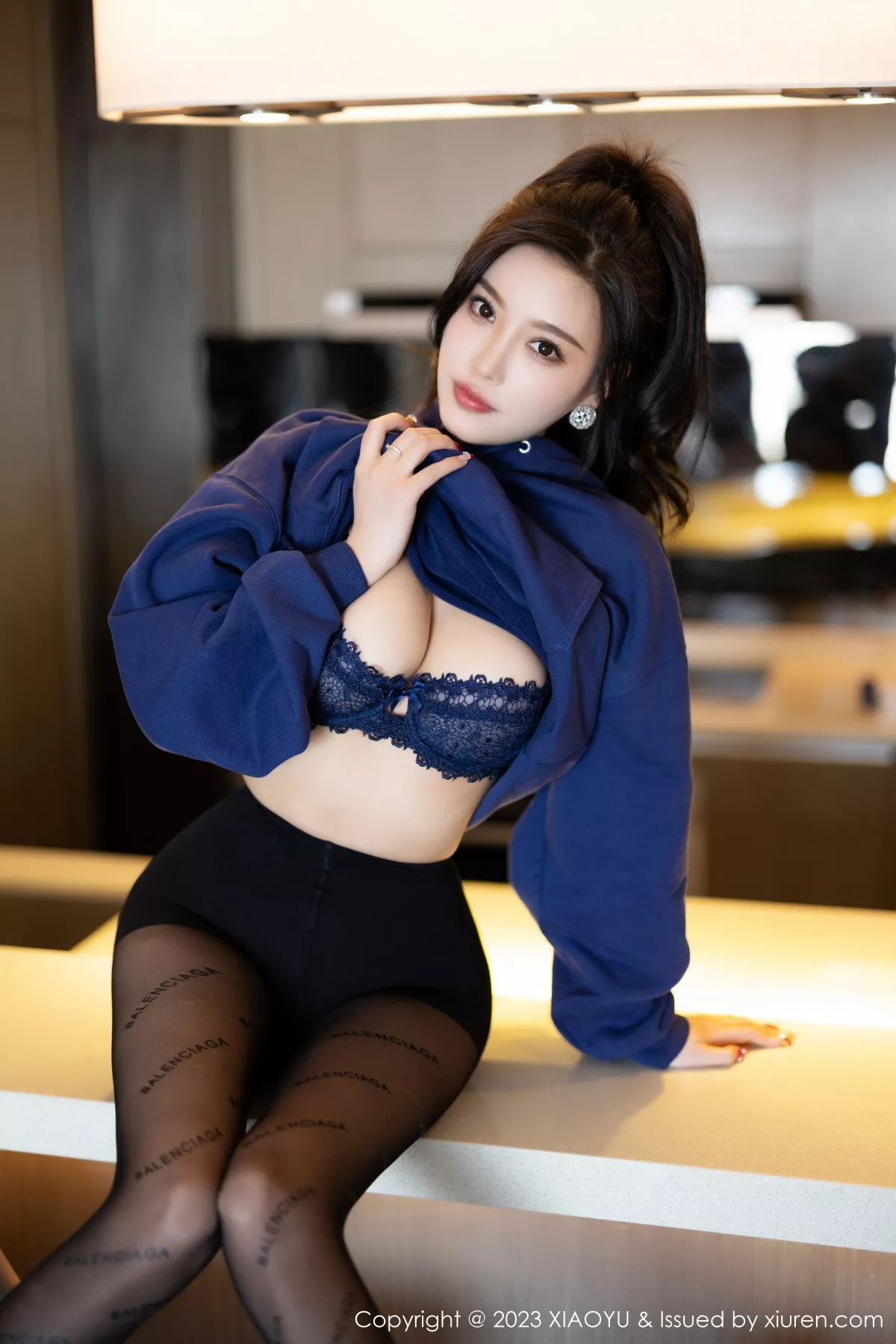 秀人集.com_[XiaoYu画语界]Vol.946_女神杨晨晨Yome脱外套露蕾丝内衣超薄黑丝秀完美身材诱惑写真82P