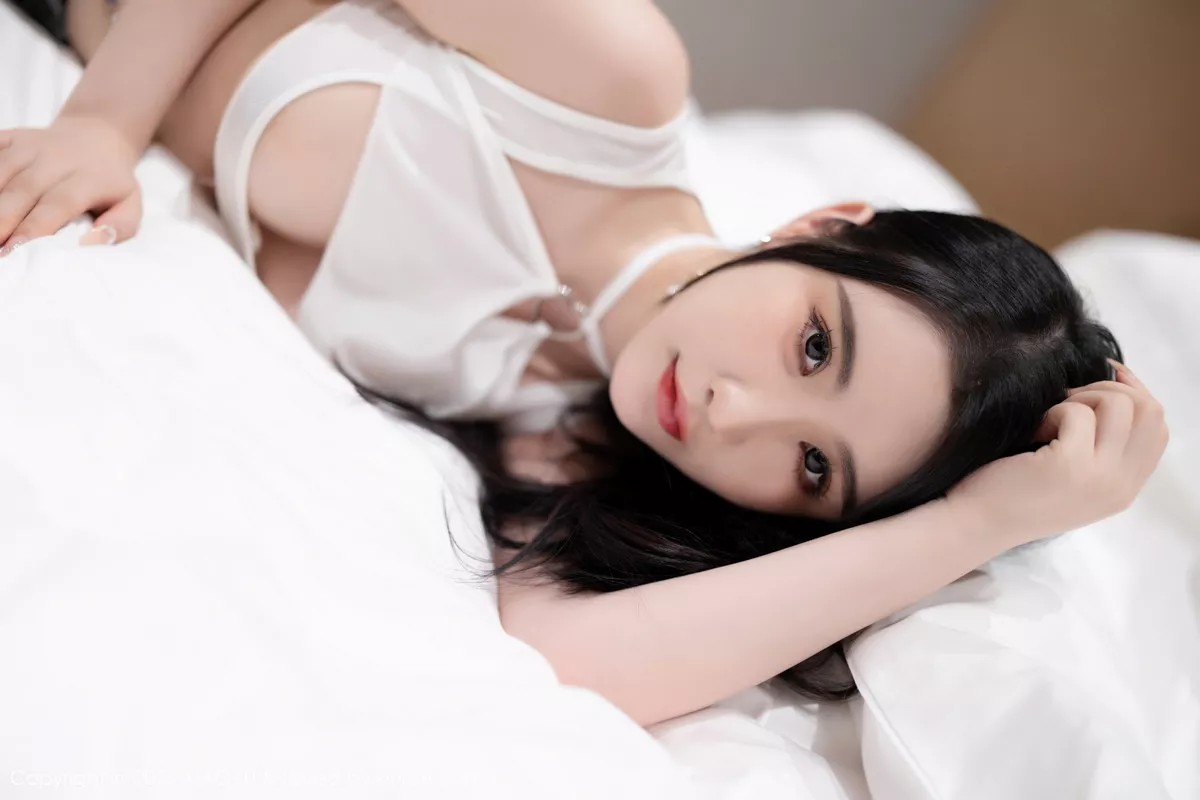 秀人集.com_[XiaoYu画语界]Vol.930_女神Cherry樱桃酱白色短款上衣配牛仔短裤秀完美身材诱惑写真86P