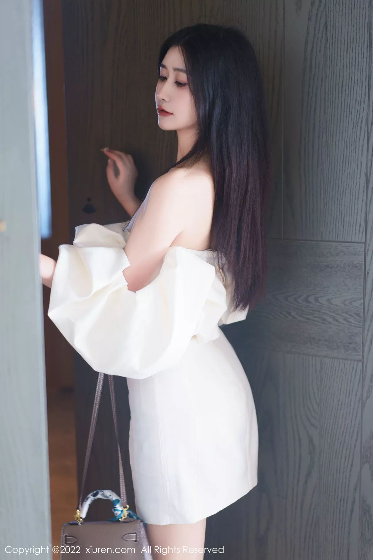 秀人集.com_[XiuRen秀人网]No.6032_模特Laura阿姣性感白色露肩连衣短裙秀曼妙身姿甜美迷人写真92P