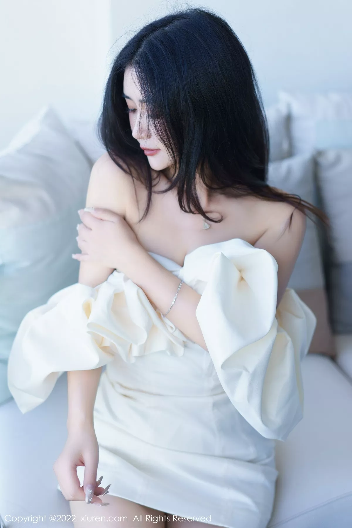 秀人集.com_[XiuRen秀人网]No.6032_模特Laura阿姣性感白色露肩连衣短裙秀曼妙身姿甜美迷人写真92P