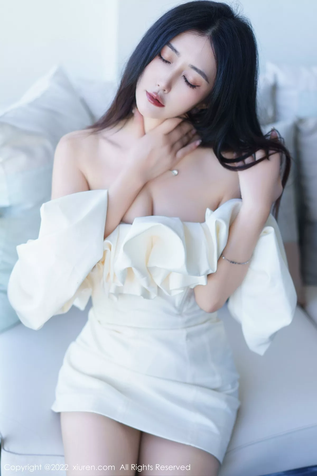 秀人集.com_[XiuRen秀人网]No.6032_模特Laura阿姣性感白色露肩连衣短裙秀曼妙身姿甜美迷人写真92P