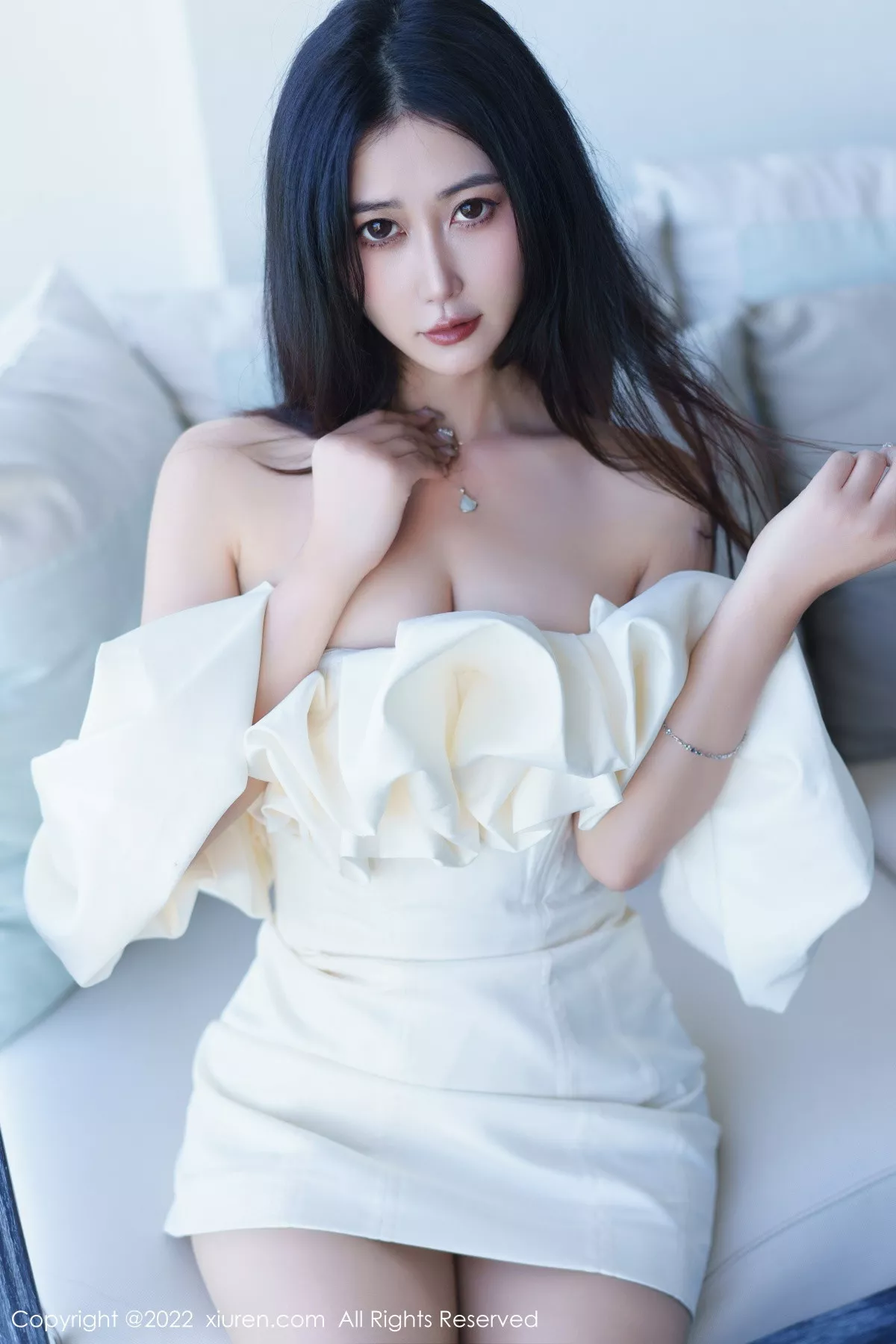 秀人集.com_[XiuRen秀人网]No.6032_模特Laura阿姣性感白色露肩连衣短裙秀曼妙身姿甜美迷人写真92P
