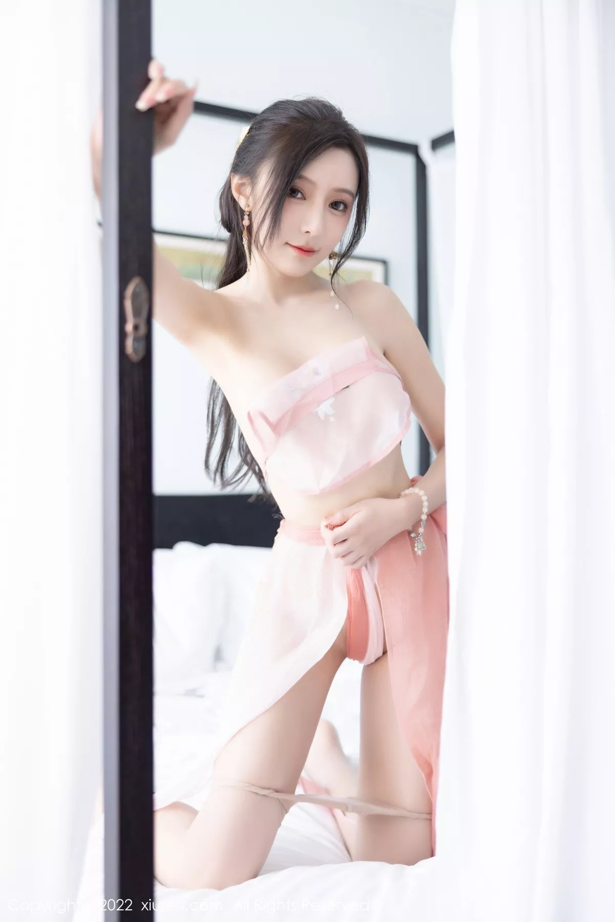 秀人集.com_[XiuRen秀人网]No.6040_女神王馨瑶yanni私房粉色肚兜配超薄肉丝秀惹火身材诱惑写真81P