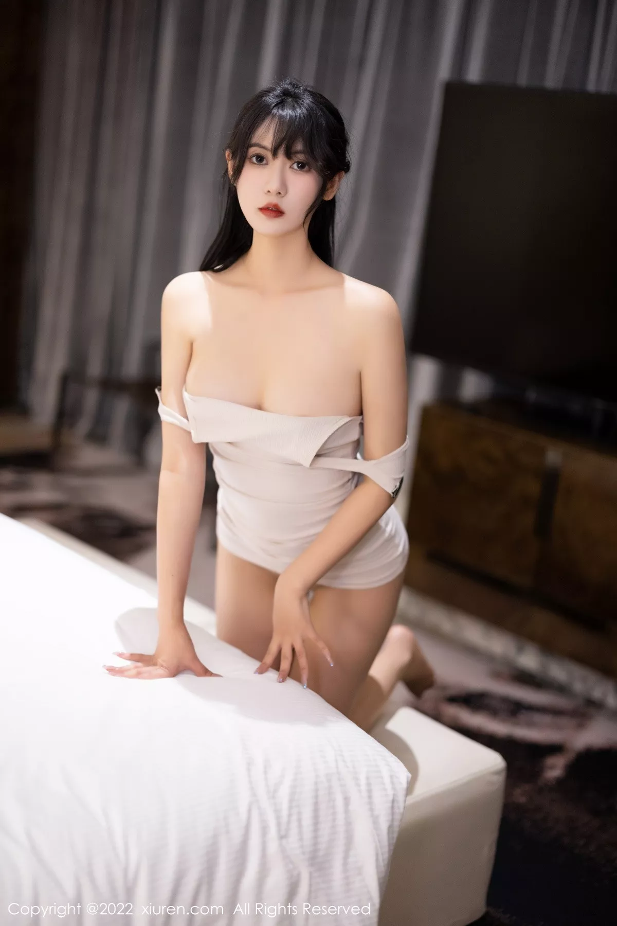 秀人集.com_[XiuRen秀人网]No.6043_模特林子遥性感浅灰色连衣短裙配超薄肉丝秀曼妙身姿迷人写真70P