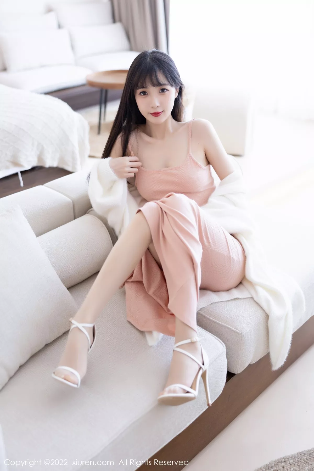 秀人集.com_[XiuRen秀人网]No.6052_模特林星阑脱白色长外套露淡红色吊带长裙配原色丝袜迷人写真82P