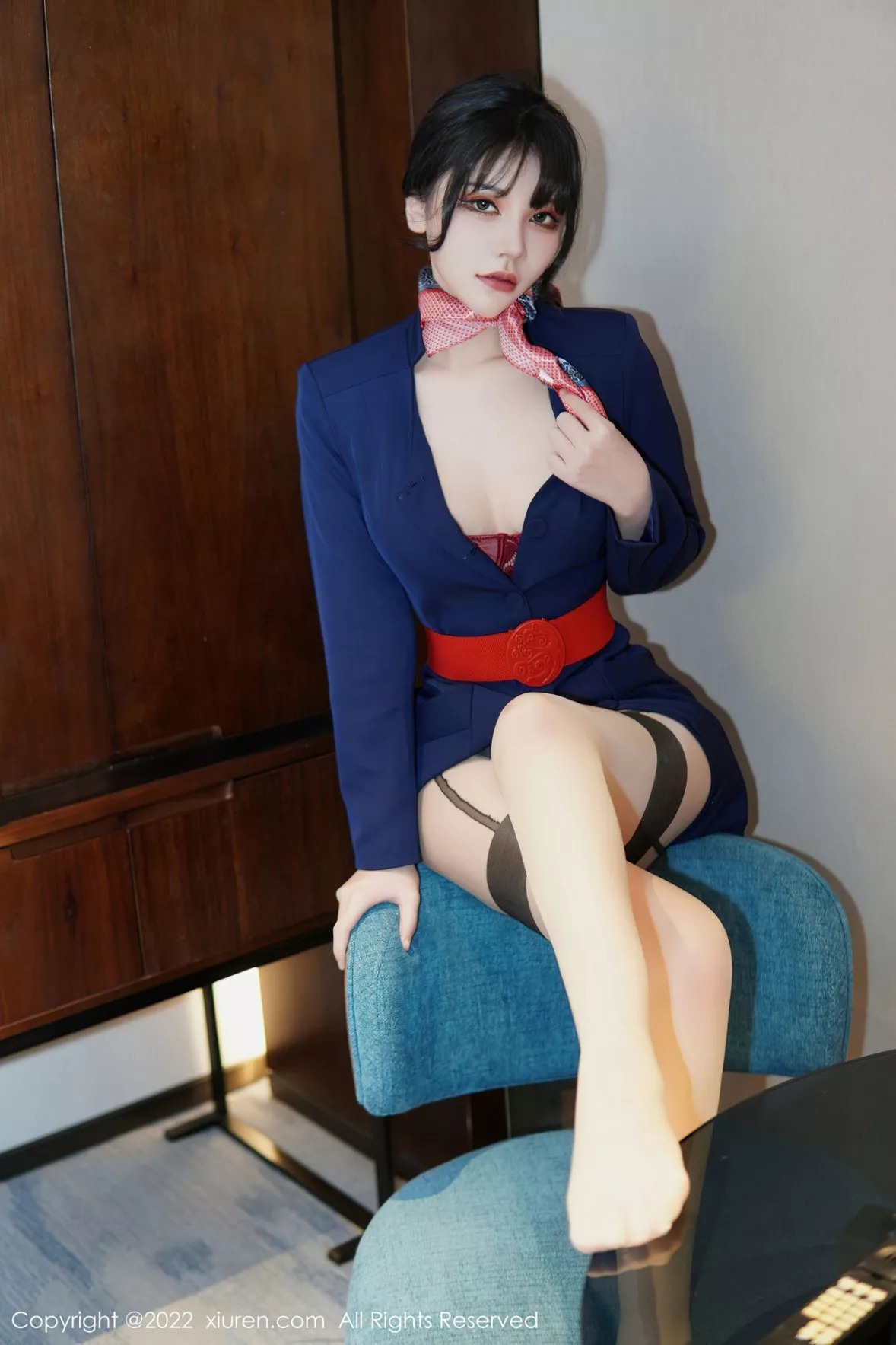 秀人集.com_[XiuRen秀人网]No.6048_模特桃桃子_脱深蓝空姐制服露红色蕾丝内衣秀曼妙身姿诱惑写真82P