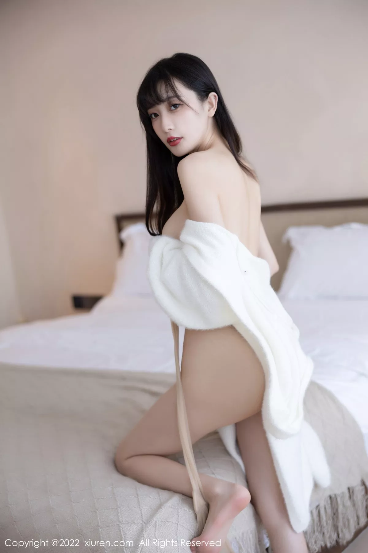 秀人集.com_[XiuRen秀人网]No.6052_模特林星阑脱白色长外套露淡红色吊带长裙配原色丝袜迷人写真82P