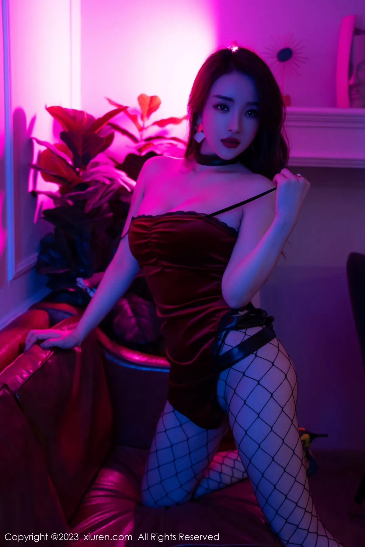 秀人集.com_[XiuRen秀人网]No.6192_新人雨儿1494性感红色吊带短裙配网格丝袜秀苗条身姿迷人写真60P
