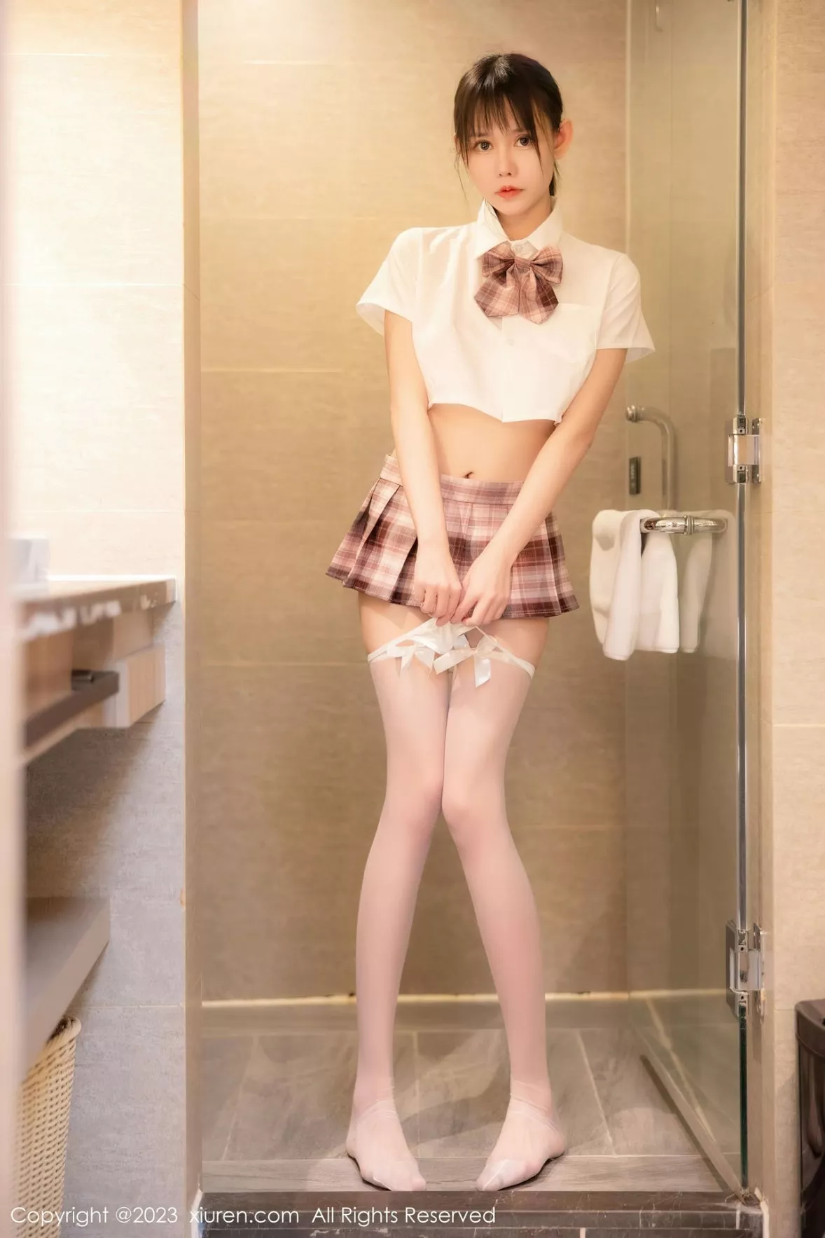 秀人集.com_[XiuRen秀人网]No.6200_新人模特甜佳佳浴室白色短款上衣配格子裙秀曼妙身姿迷人写真83P