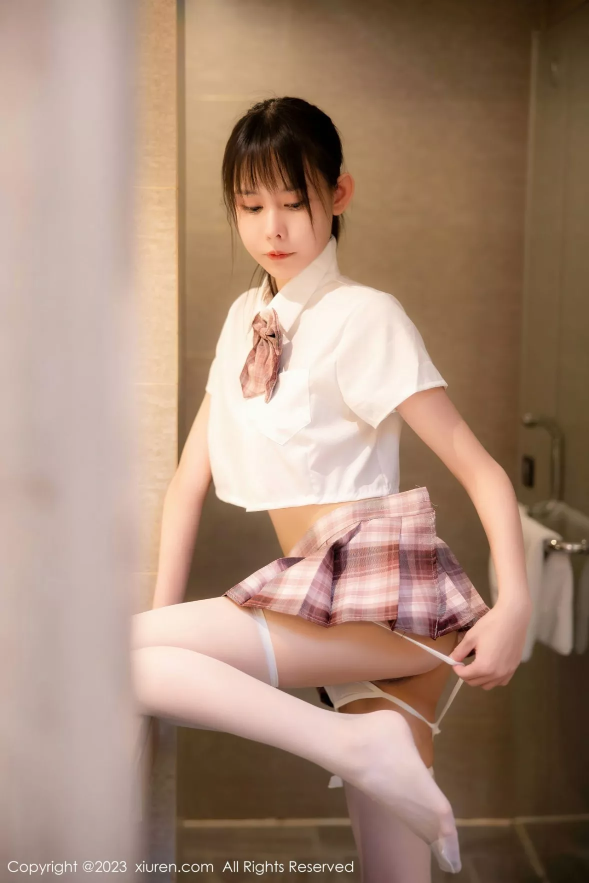 秀人集.com_[XiuRen秀人网]No.6200_新人模特甜佳佳浴室白色短款上衣配格子裙秀曼妙身姿迷人写真83P